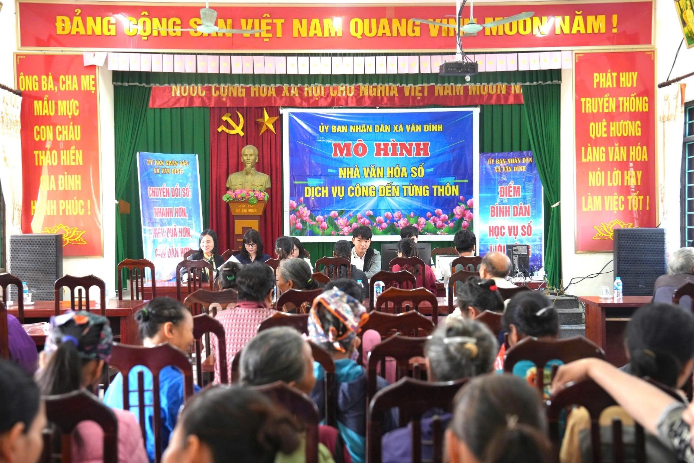 Xã Vân Đình ra mắt mô hình “Nhà văn hoá số - Dịch vụ công đến từng thôn”- Ảnh 2.