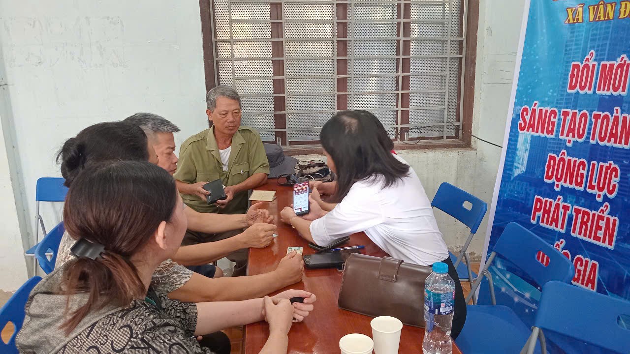 Xã Vân Đình ra mắt mô hình “Nhà văn hoá số - Dịch vụ công đến từng thôn”- Ảnh 3.