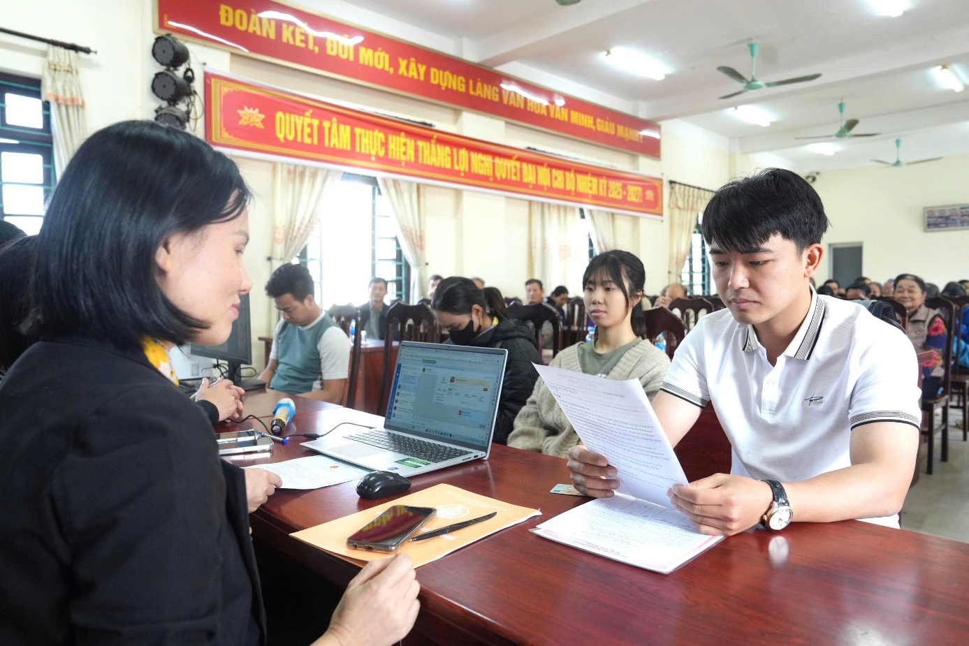 Xã Vân Đình ra mắt mô hình “Nhà văn hoá số - Dịch vụ công đến từng thôn”- Ảnh 4.