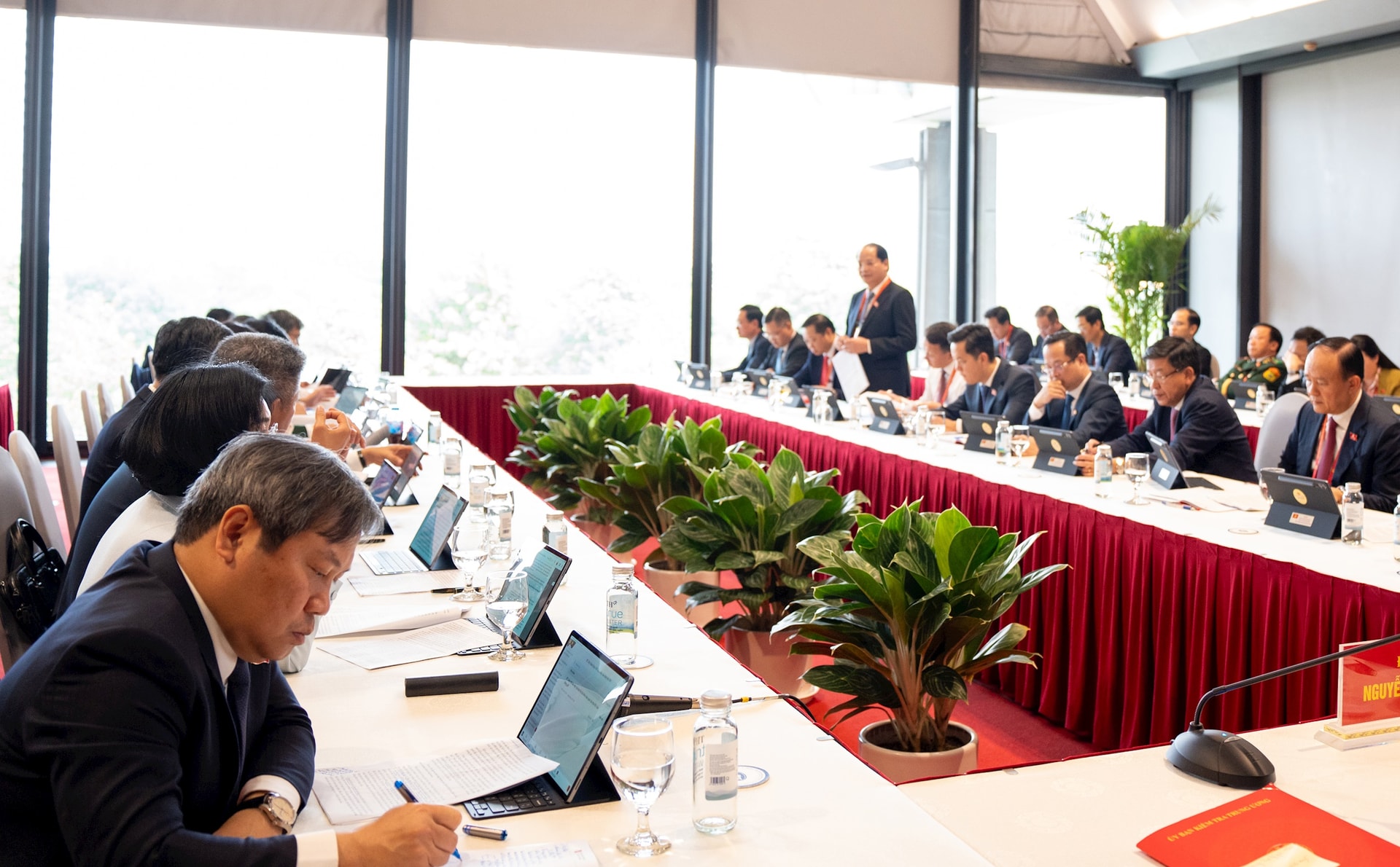 Đoàn đại biểu Đảng bộ thành phố Hà Nội thảo luận tại Đoàn về các văn kiện trình Đại hội XIV- Ảnh 1.