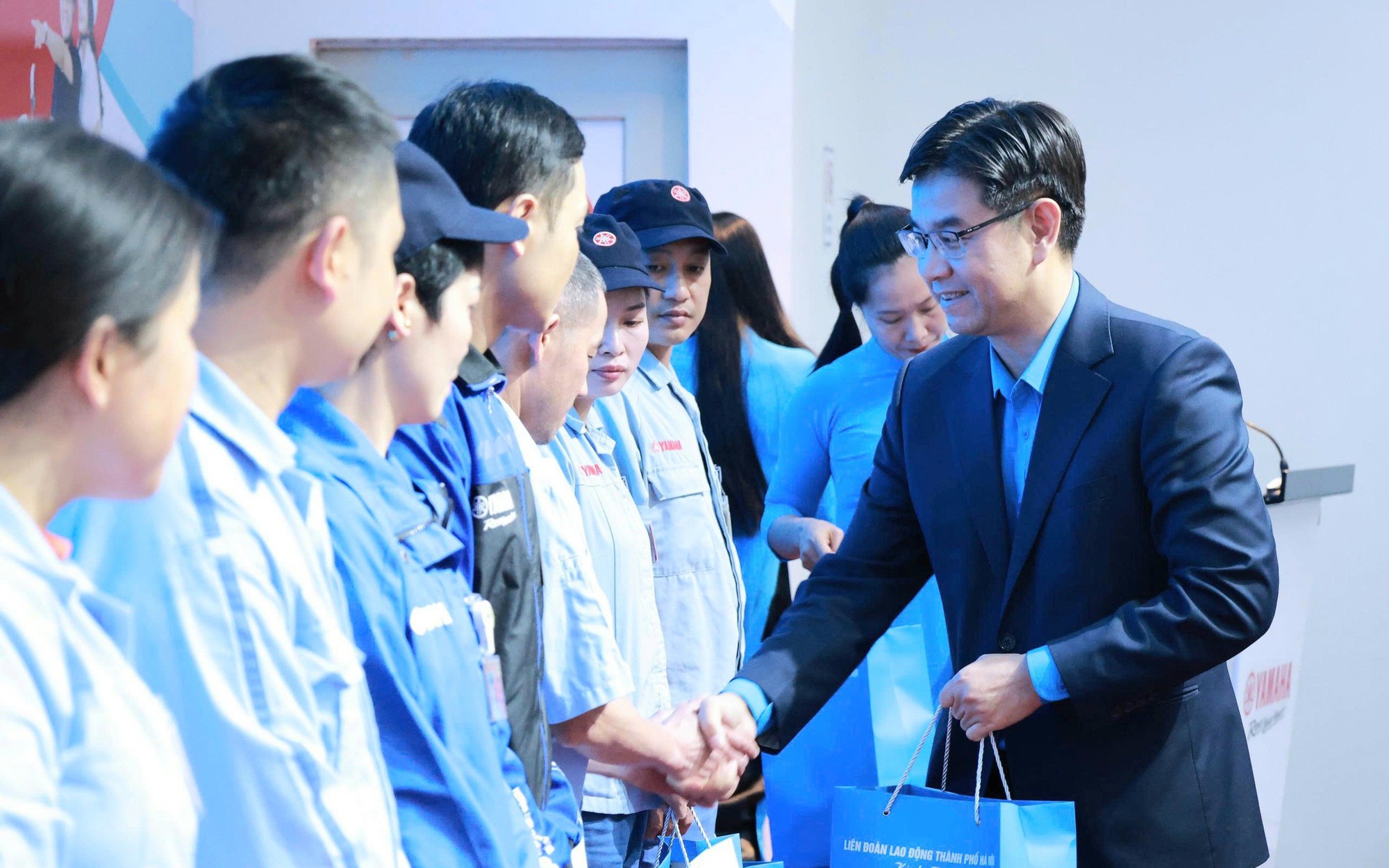 Trong ảnh, Chủ tịch Liên đoàn Lao động thành phố Hà Nội Nguyễn Văn Thắng thăm, tặng quà cho công nhân lao động Công ty TNHH Yamaha Motor Việt Nam đầu năm 2026.