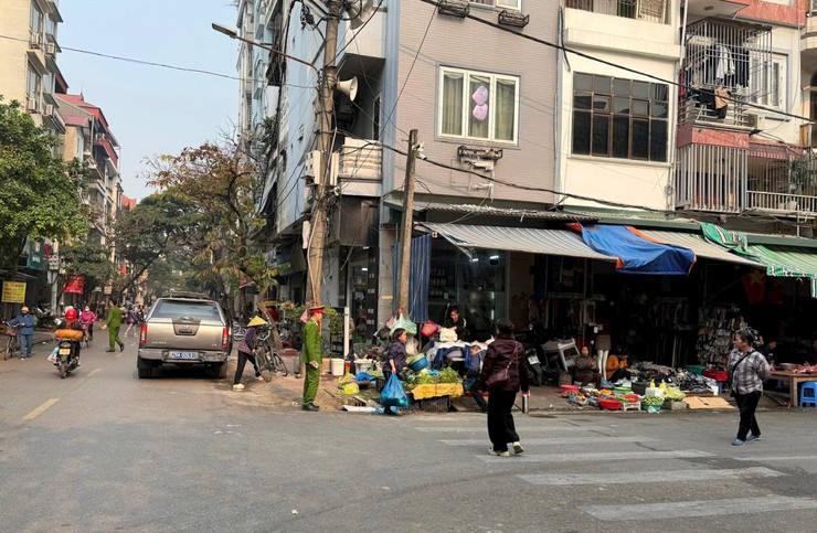 Hanoi reorganizes 98 of 231 makeshift markets- Ảnh 2.