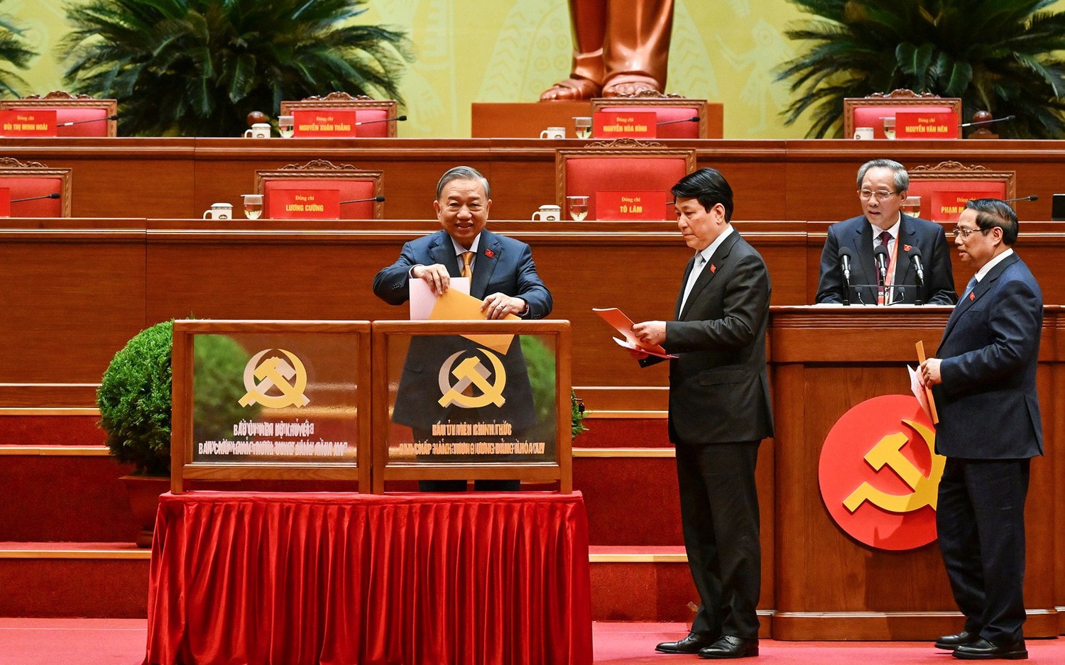 Tổng Bí thư Tô Lâm, Chủ tịch nước Lương Cường, Thủ tướng Chính phủ Phạm Minh Chính bỏ phiếu bầu các Ủy viên Trung ương chính thức và các Ủy viên dự khuyết Ban Chấp hành Trung ương Đảng khóa XIV. Ảnh: Daihoidangtoanquoc.vn