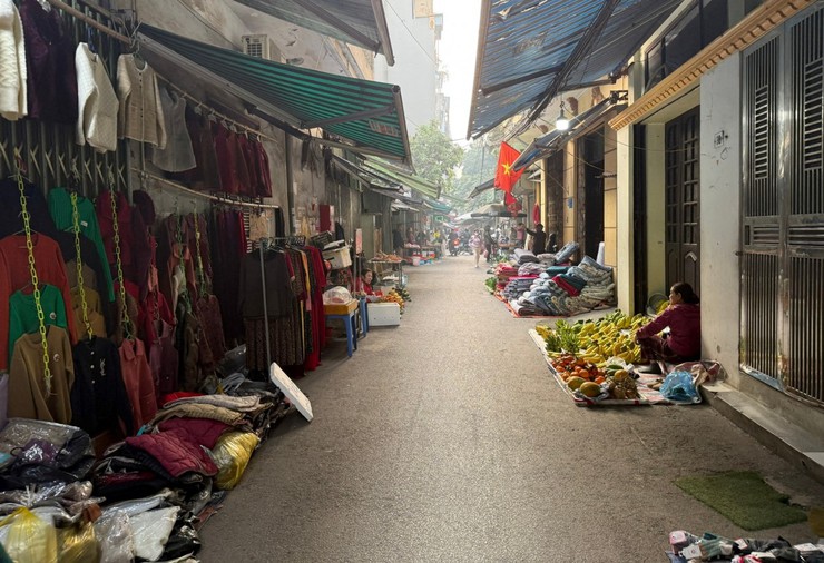 Hanoi reorganizes 98 of 231 makeshift markets- Ảnh 3.