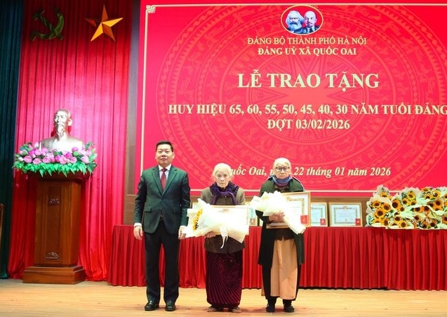 Đảng ủy xã Quốc Oai trao Huy hiệu Đảng tặng 39 đảng viên đợt 3/2- Ảnh 1.