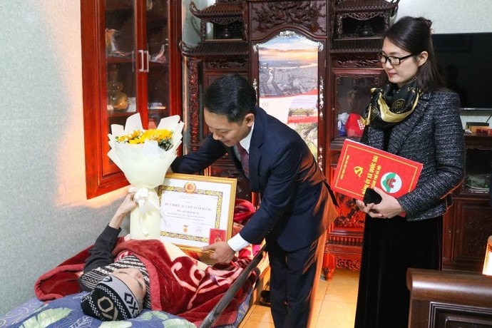 Đảng ủy xã Quốc Oai trao Huy hiệu Đảng tặng 39 đảng viên đợt 3/2- Ảnh 5.