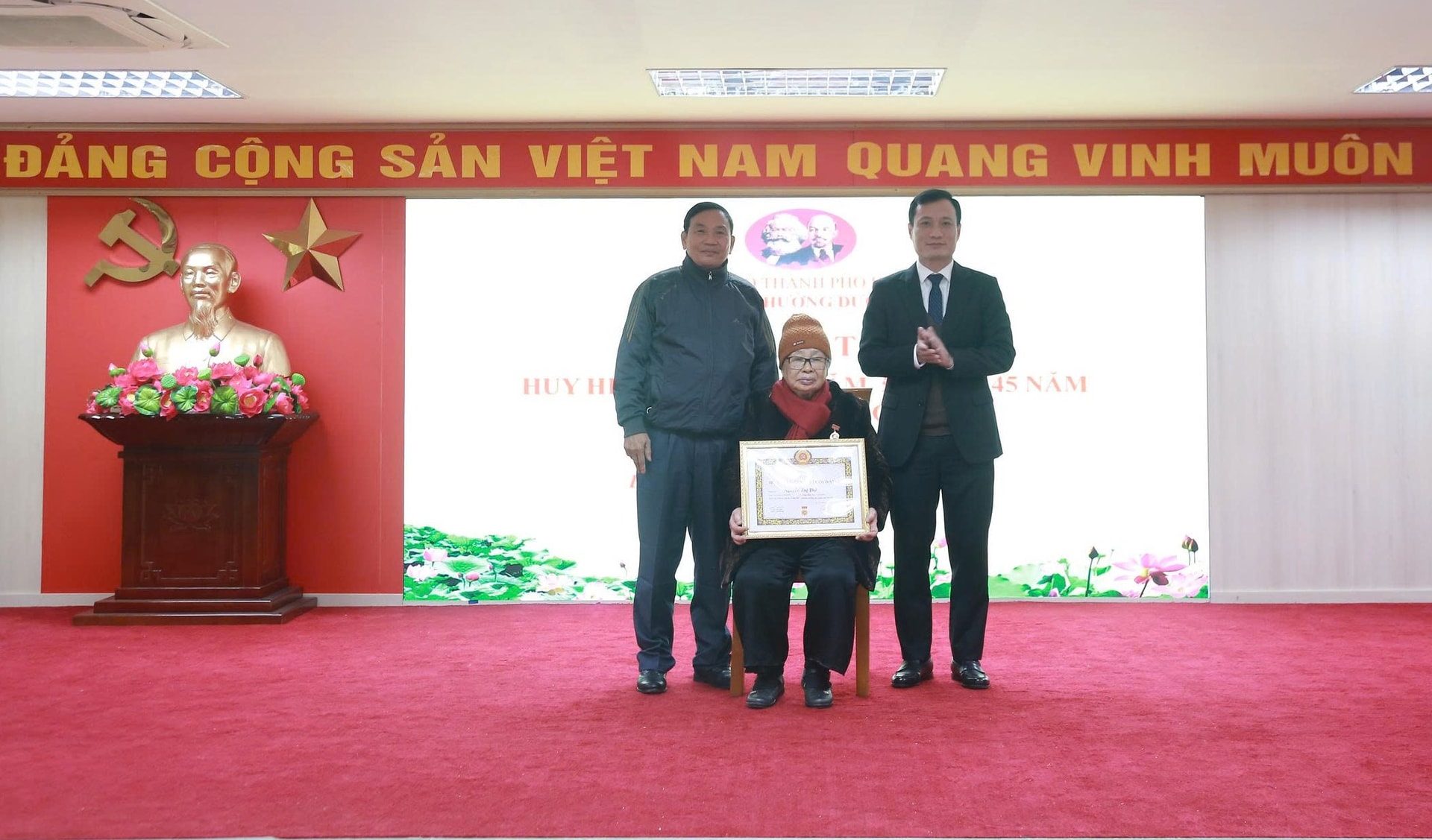 즈엉노이 동 당위원회는 2월 세 번째 당 배지 수여식을 진행했습니다 - 사진 5. Đảng ủy phường Dương Nội trao tặng Huy hiệu Đảng đợt 3/2- Ảnh 5.