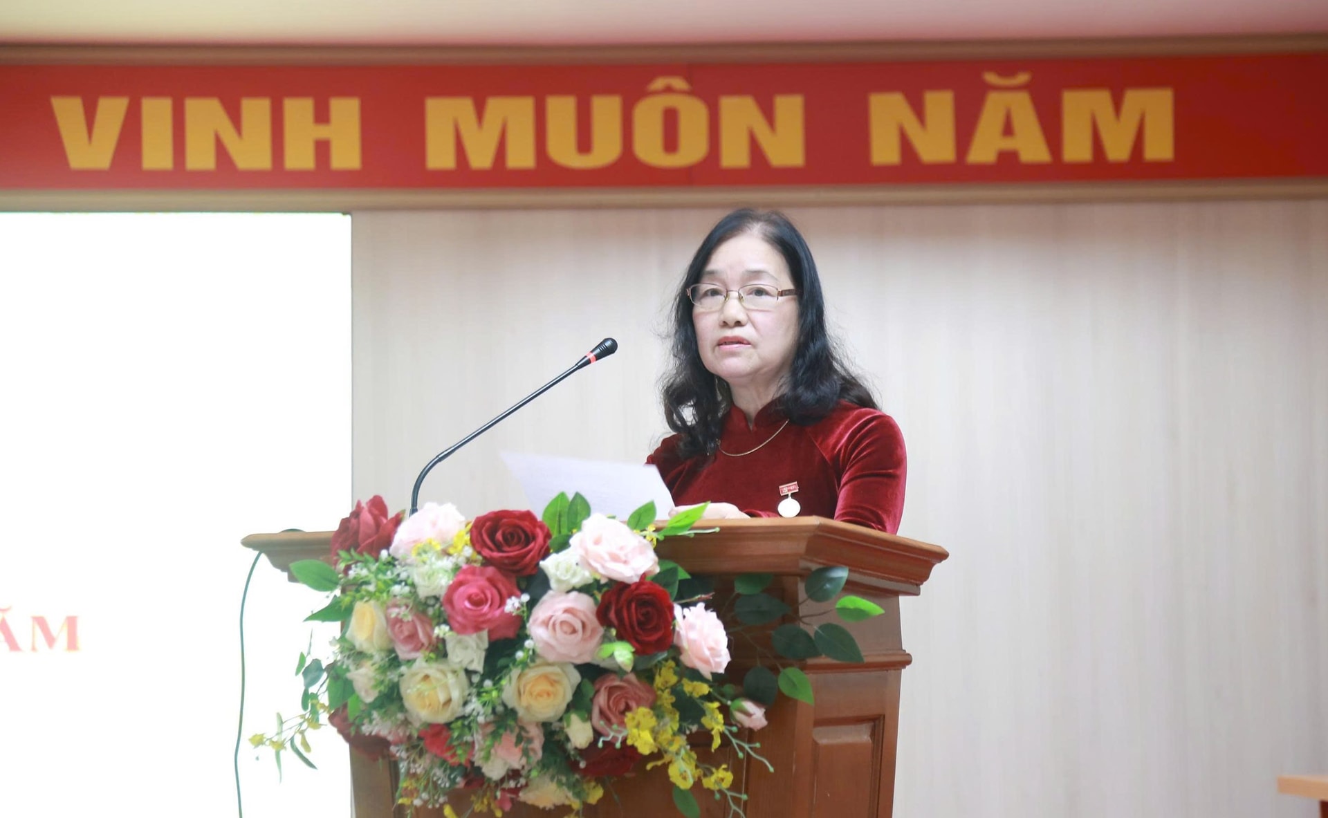 즈엉노이 동 당 위원회가 2월 세 번째 당 배지 수여식을 진행했습니다 - 사진 2. Đảng ủy phường Dương Nội trao tặng Huy hiệu Đảng đợt 3/2- Ảnh 2.