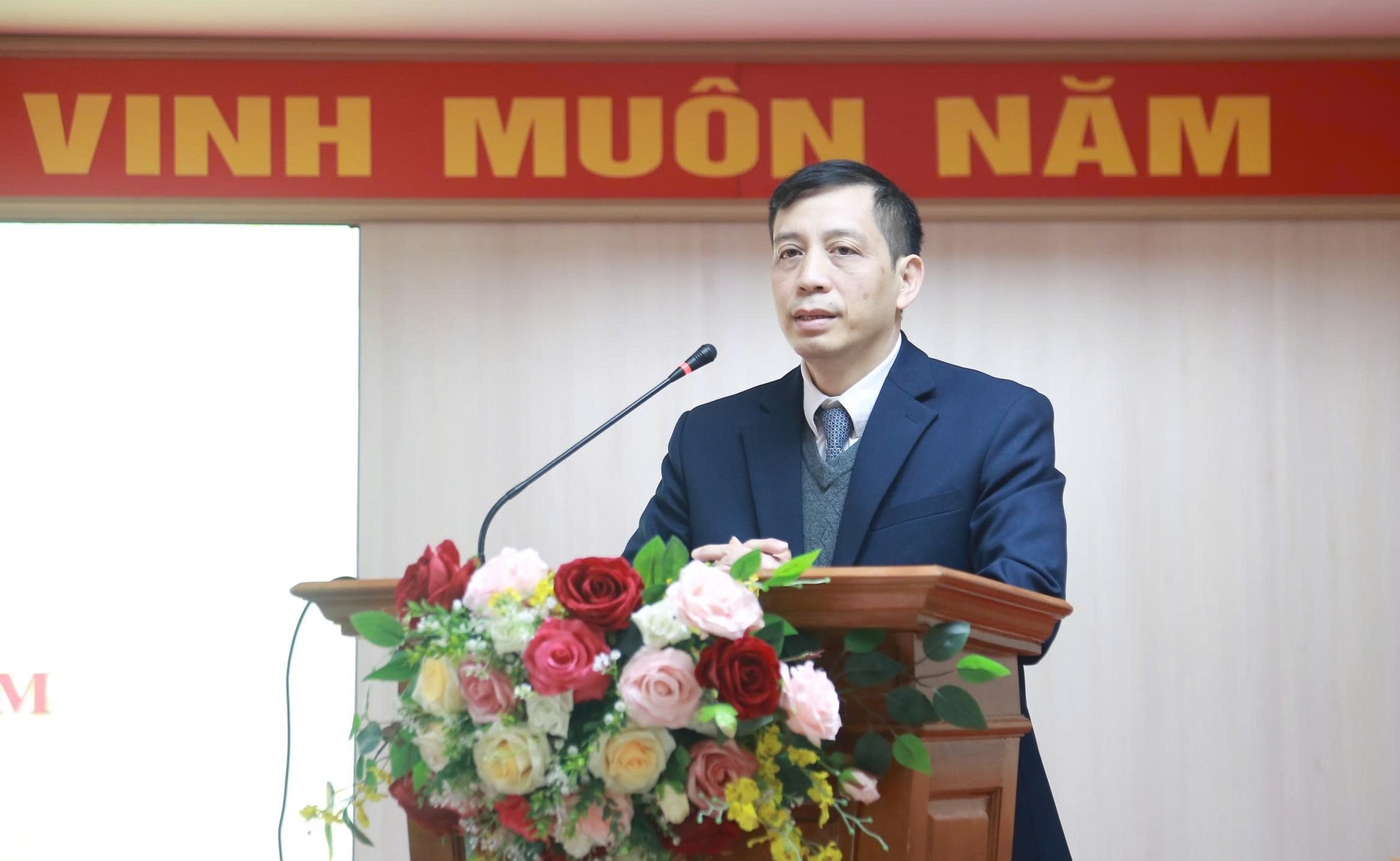 즈엉노이 동 당 위원회가 2월 세 번째 당 배지 수여식을 진행했습니다 - 사진 3. Đảng ủy phường Dương Nội trao tặng Huy hiệu Đảng đợt 3/2- Ảnh 3.