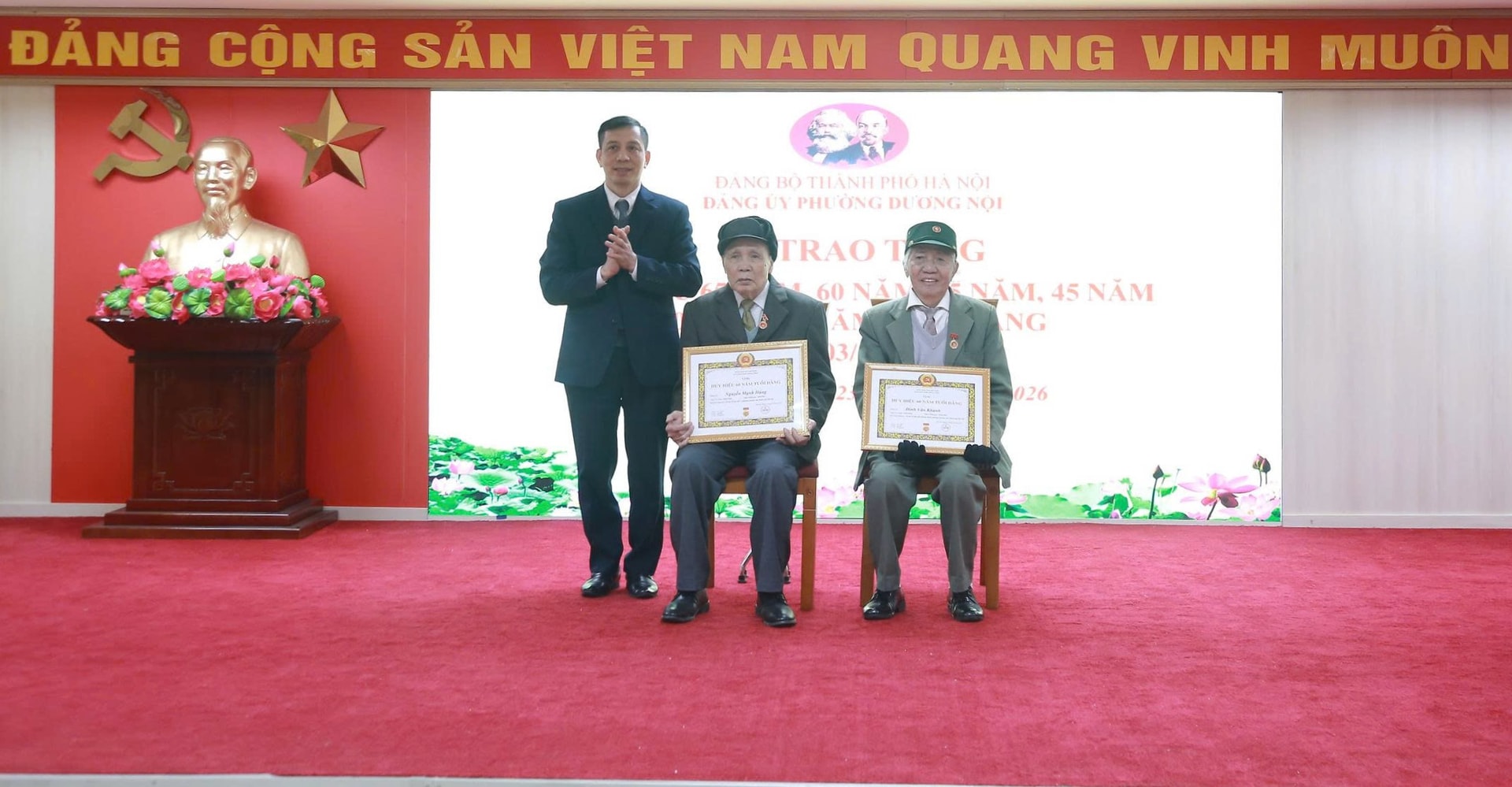 즈엉노이 동 당위원회는 2월 세 번째 당 배지 수여식을 진행했습니다 - 사진 4. Đảng ủy phường Dương Nội trao tặng Huy hiệu Đảng đợt 3/2- Ảnh 4.