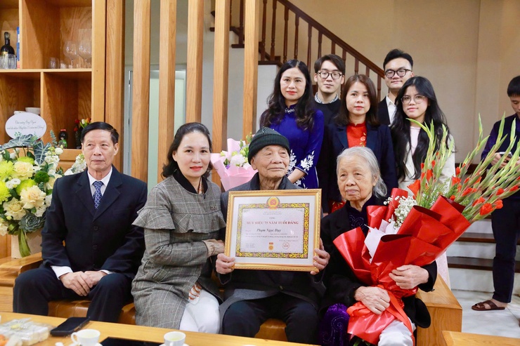 즈엉노이 동 당 위원회가 2월 세 번째 당 배지 수여식을 진행했습니다 - 사진 6. Đảng ủy phường Dương Nội trao tặng Huy hiệu Đảng đợt 3/2- Ảnh 6.