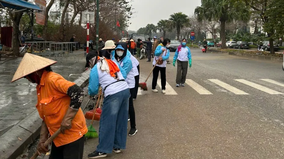 Phú Thượng ra quân xử lý vi phạm trật tự an toàn giao thông, trật tự đô thị và vệ sinh môi trường- Ảnh 4.