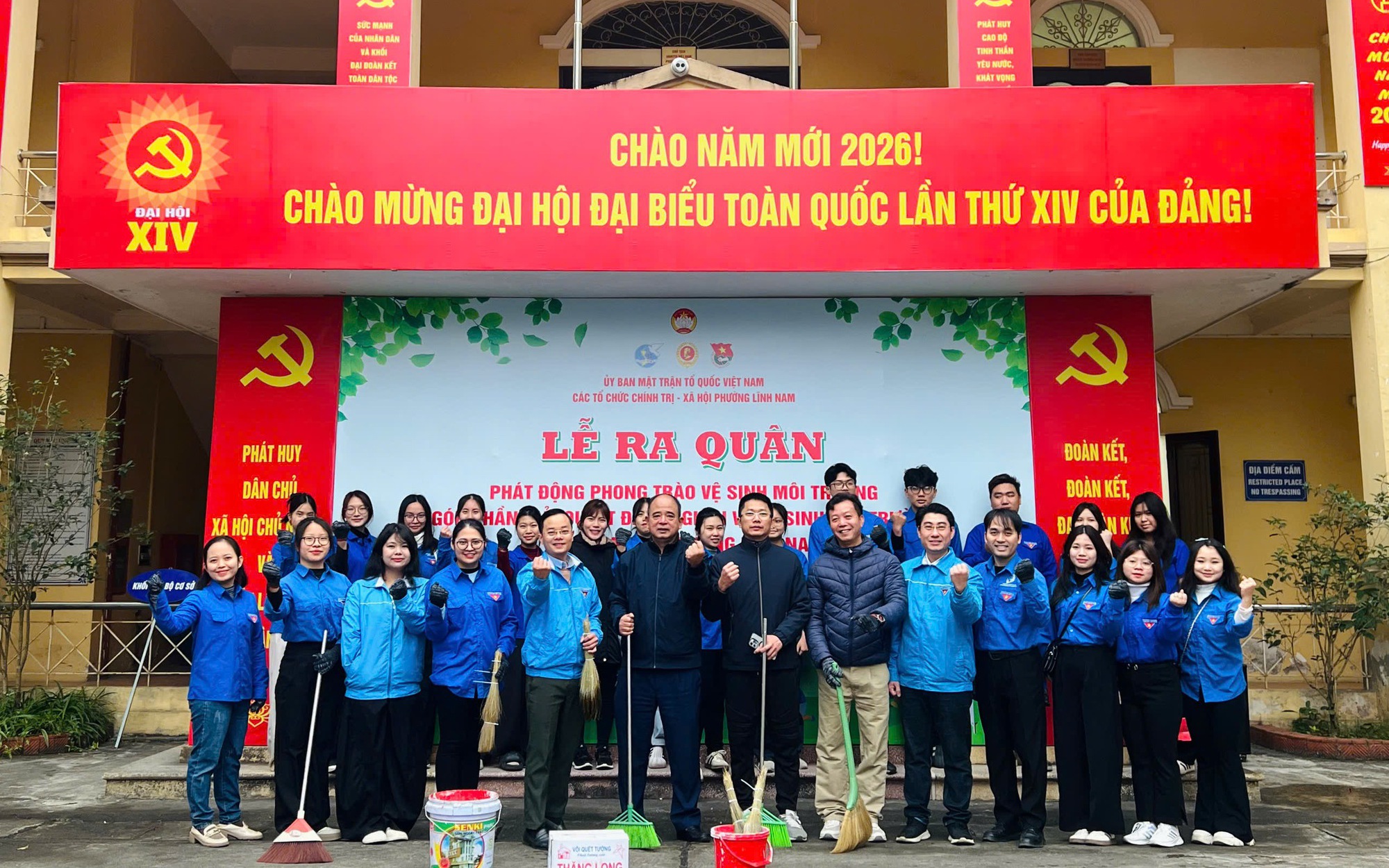 Các lực lượng tại lễ ra quân tổng vệ sinh môi trường