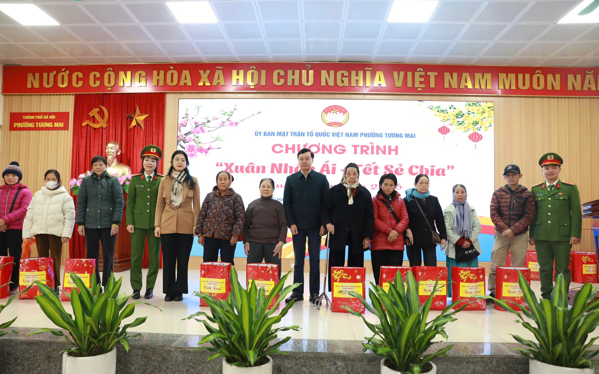 Die Verantwortlichen des Stadtteils Tuong Mai überreichten elf armen Haushalten in der Gegend Geschenke. Lãnh đạo phường Tương Mai trao quà tặng cho 11 hộ cận nghèo trên địa bàn