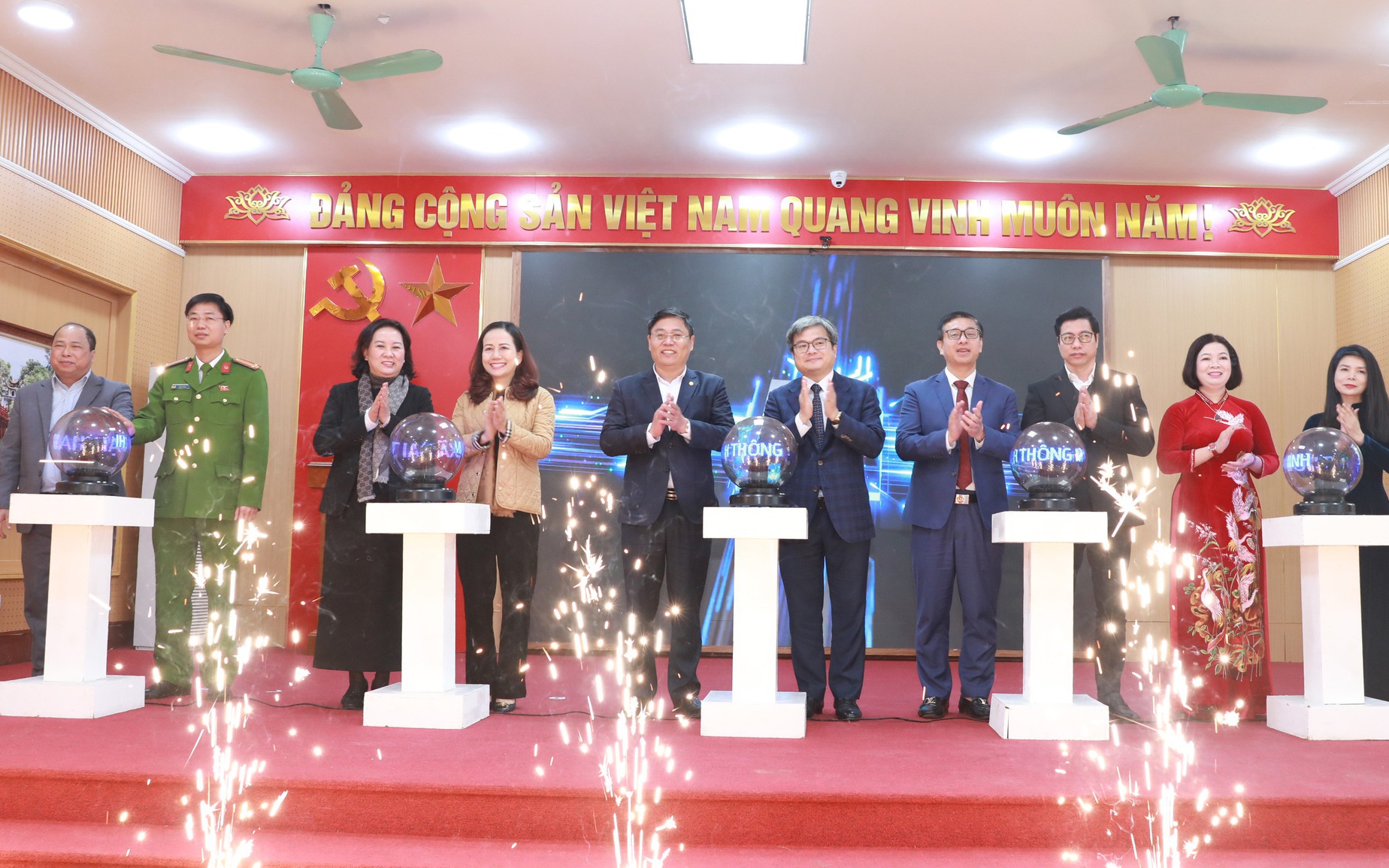 Phó Chủ tịch UBND Thành phố Trương Việt Dũng và các đại biểu nhấn nút khai trương Trung tâm Điều hành Thông minh xã Đại Thanh