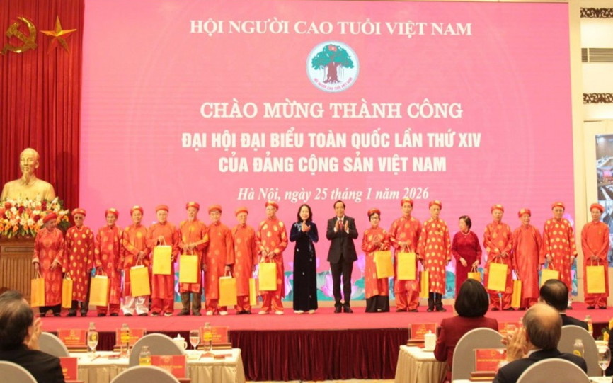 Phó Chủ tịch nước Võ Thị Ánh Xuân và Chủ tịch Hội Người cao tuổi Việt Nam Nguyễn Thanh Bình tặng quà tri ân cho người cao tuổi tiêu biểu.