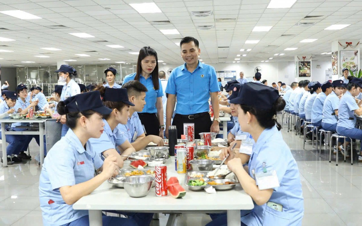 Dịp Tết Nguyên đán Bính Ngọ 2026, Liên đoàn Lao động thành phố Hà Nội dự kiến trao khoảng 83.000 suất quà, đồng thời tăng cường giám sát tiền lương, tiền thưởng, không để xảy ra nợ lương, chậm thưởng trước Tết.