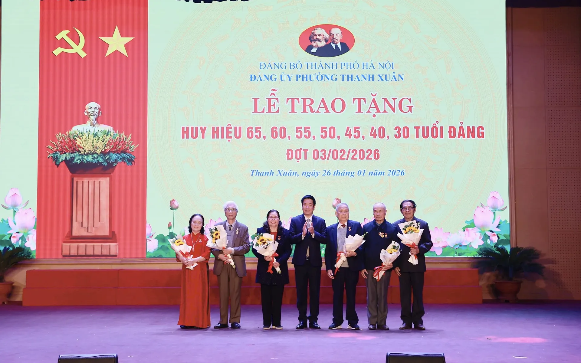 Bí thư Đảng ủy, Chủ tịch HĐND phường Thanh Xuân Nguyễn Huy Cường trao Huy hiệu Đảng tặng các đảng viên lão thành.