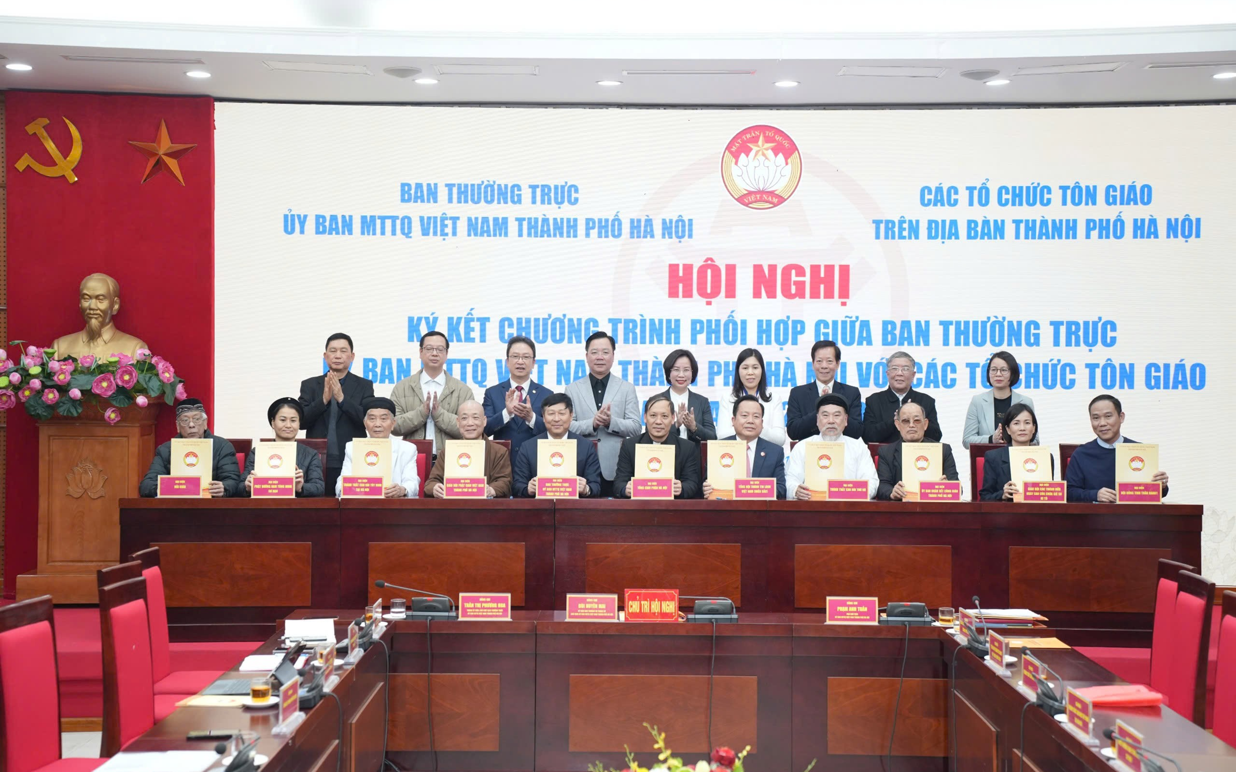 Đại diện các tổ chức thành viên và tôn giáo tham gia ký kết Chương trình phối hợp giữa Ban Thường trực Ủy ban MTTQ Việt Nam thành phố Hà Nội với các tổ chức thành viên và tôn giáo trên địa bàn, giai đoạn 2026 - 2030.