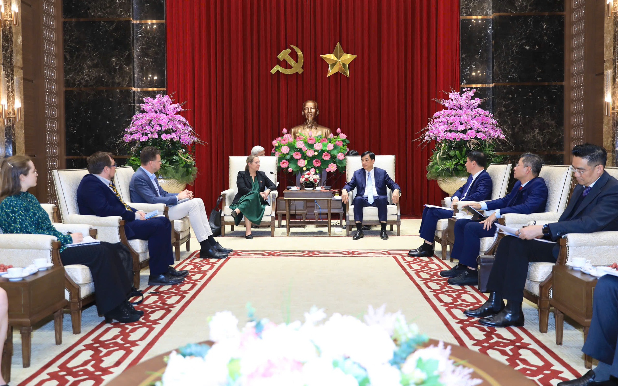 Bí thư Thành ủy Hà Nội Nguyễn Duy Ngọc tiếp và làm việc với Phó Đại sứ Phần Lan Riikka Seppala