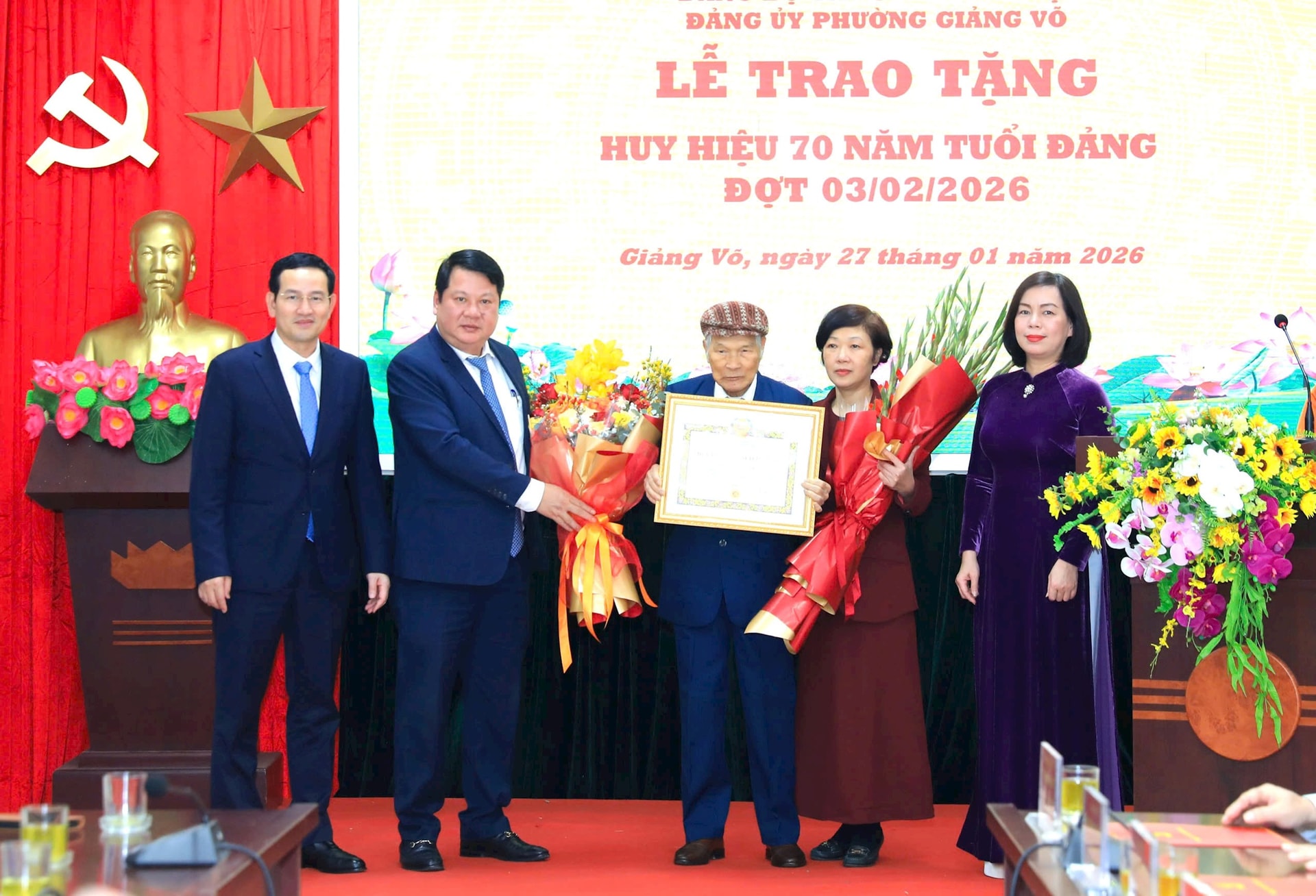 Chủ tịch UBND Thành phố Vũ Đại Thắng trao Huy hiệu Đảng tại phường Giảng Võ- Ảnh 3.