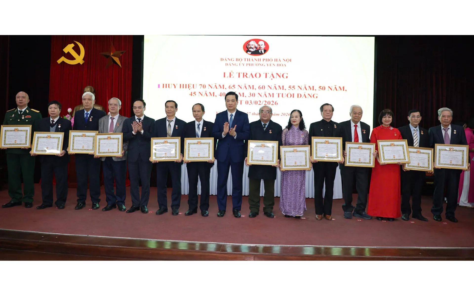 Lãnh đạo phường Yên Hòa trao Huy hiệu Đảng cho các đảng viên lão thành