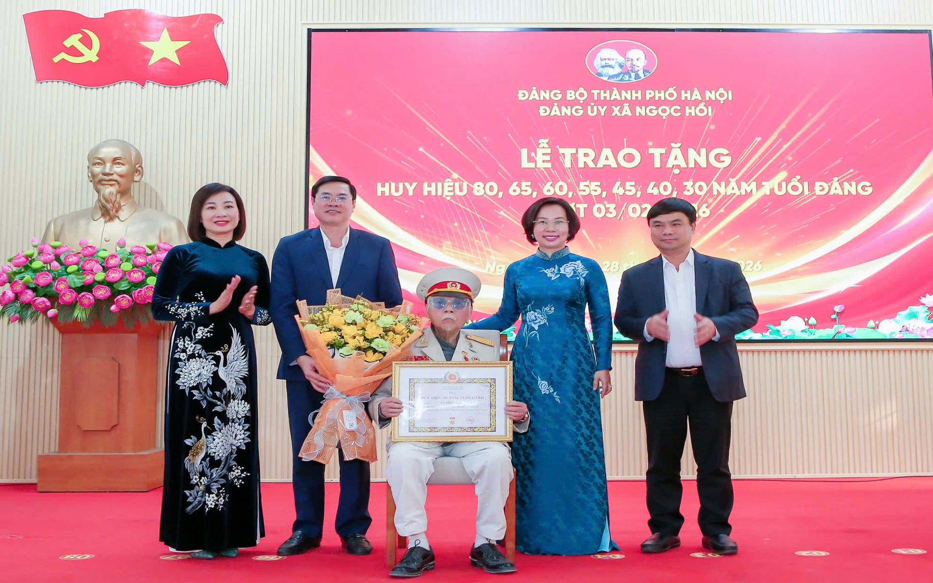 Chủ tịch Ủy ban MTTQ Việt Nam thành phố Hà Nội Bùi Huyền Mai và lãnh đạo xã Ngọc Hồi tặng hoa chúc mừng đồng chí Lê Văn Bằng.