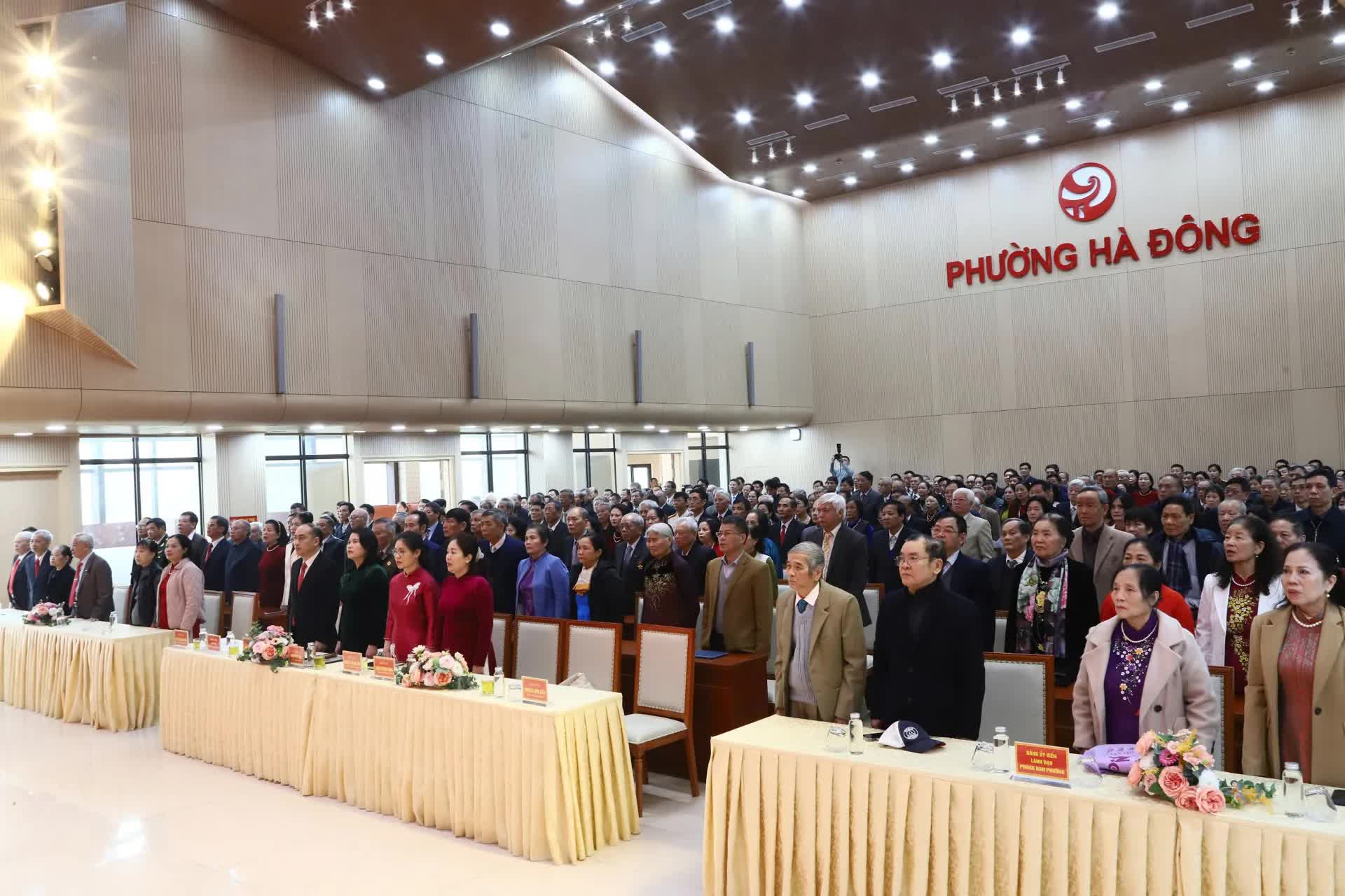 Phường Hà Đông trao Huy hiệu Đảng cho hơn 300 đảng viên dịp 3/2- Ảnh 1.