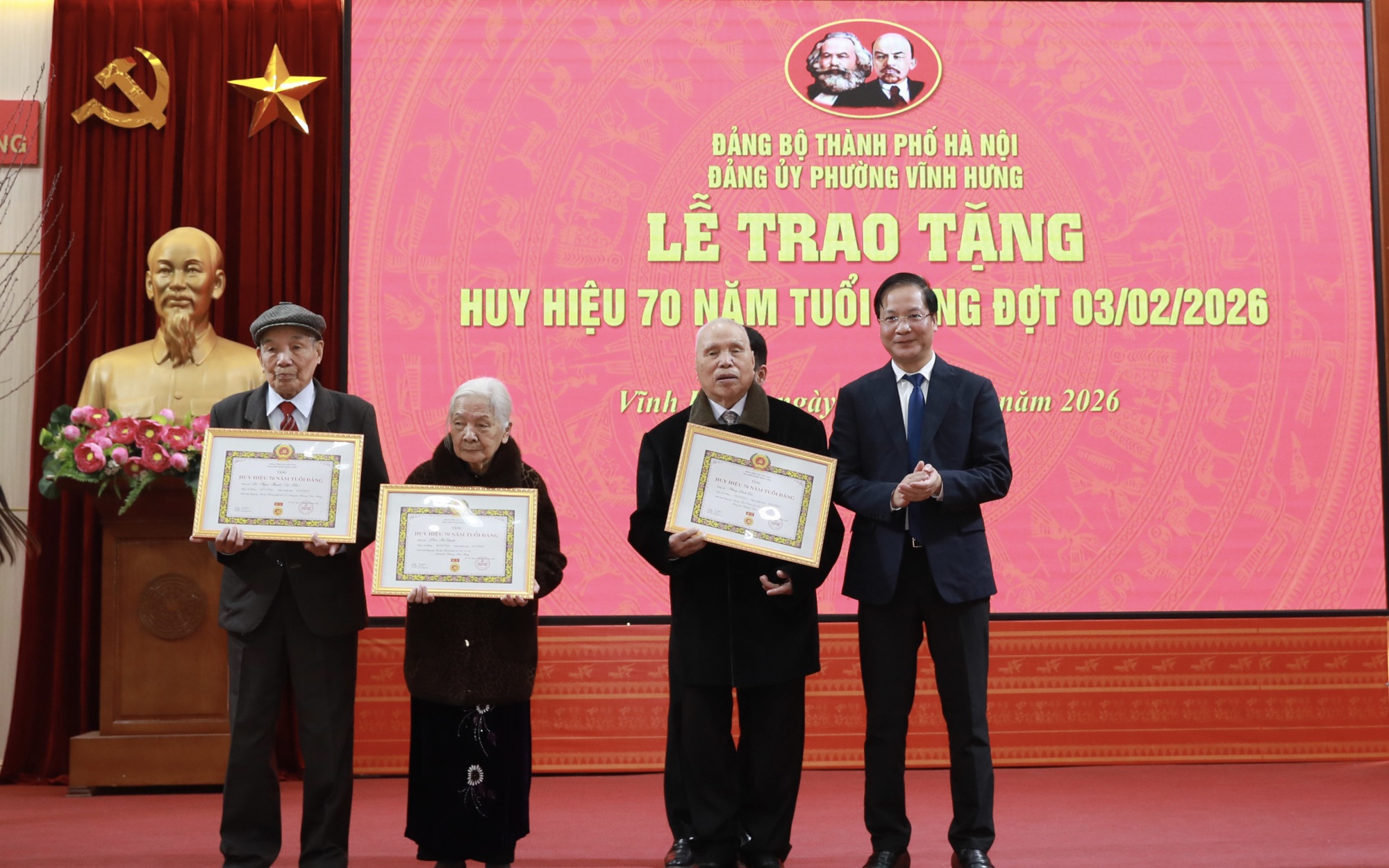 Bí thư Đảng ủy, Chủ tịch HĐND phường Vĩnh Hưng Nguyễn Đức Dũng trao Huy hiệu 70 năm tuổi Đảng tặng các đảng viên