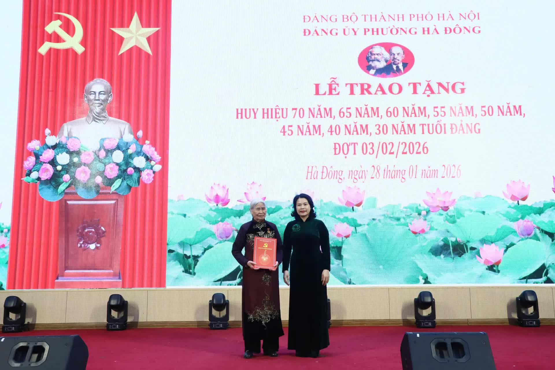 Phường Hà Đông trao Huy hiệu Đảng cho hơn 300 đảng viên dịp 3/2- Ảnh 2.