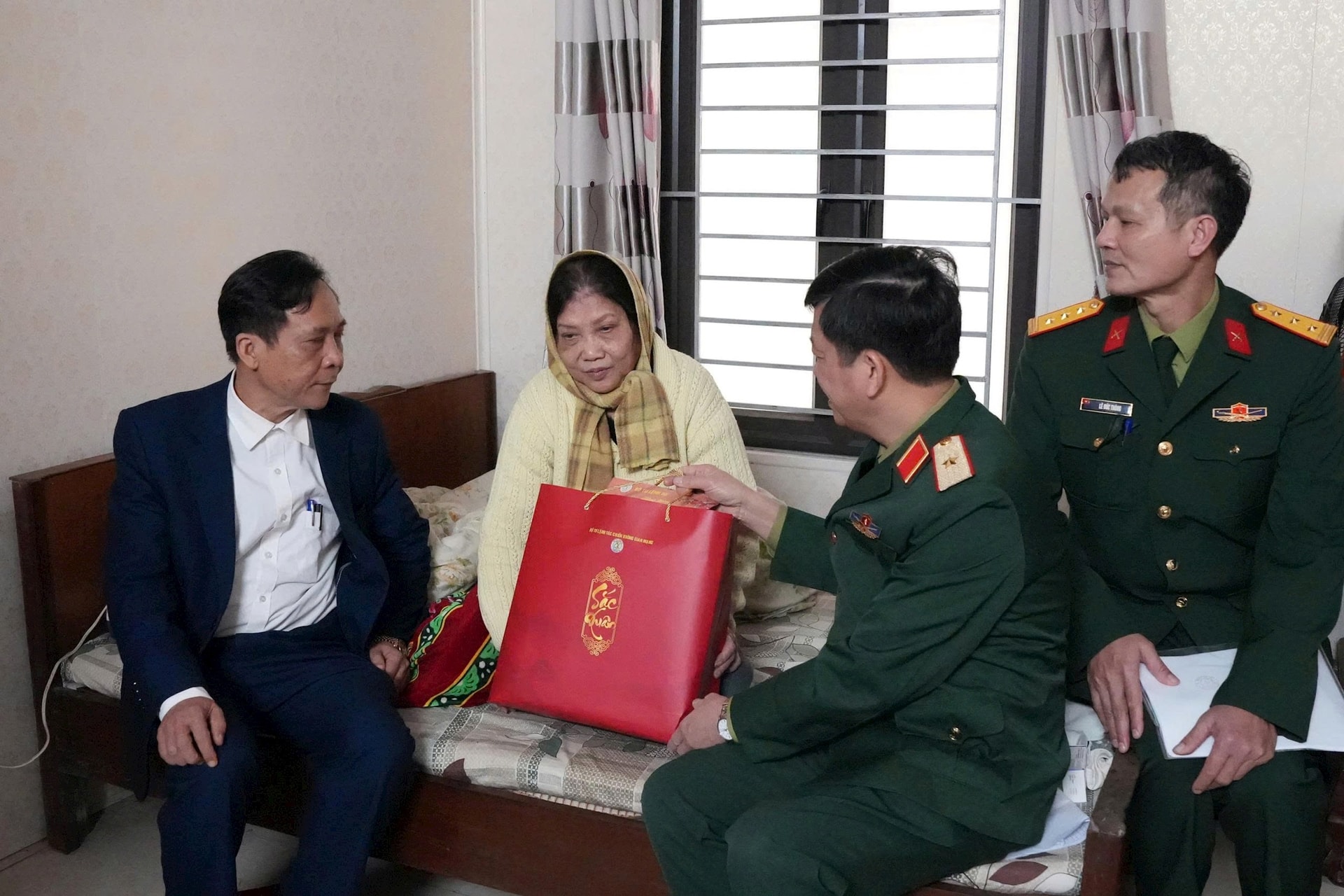 Xã Bát Tràng trao 131 suất quà tặng các gia đình có hoàn cảnh khó khăn dịp Tết- Ảnh 1.