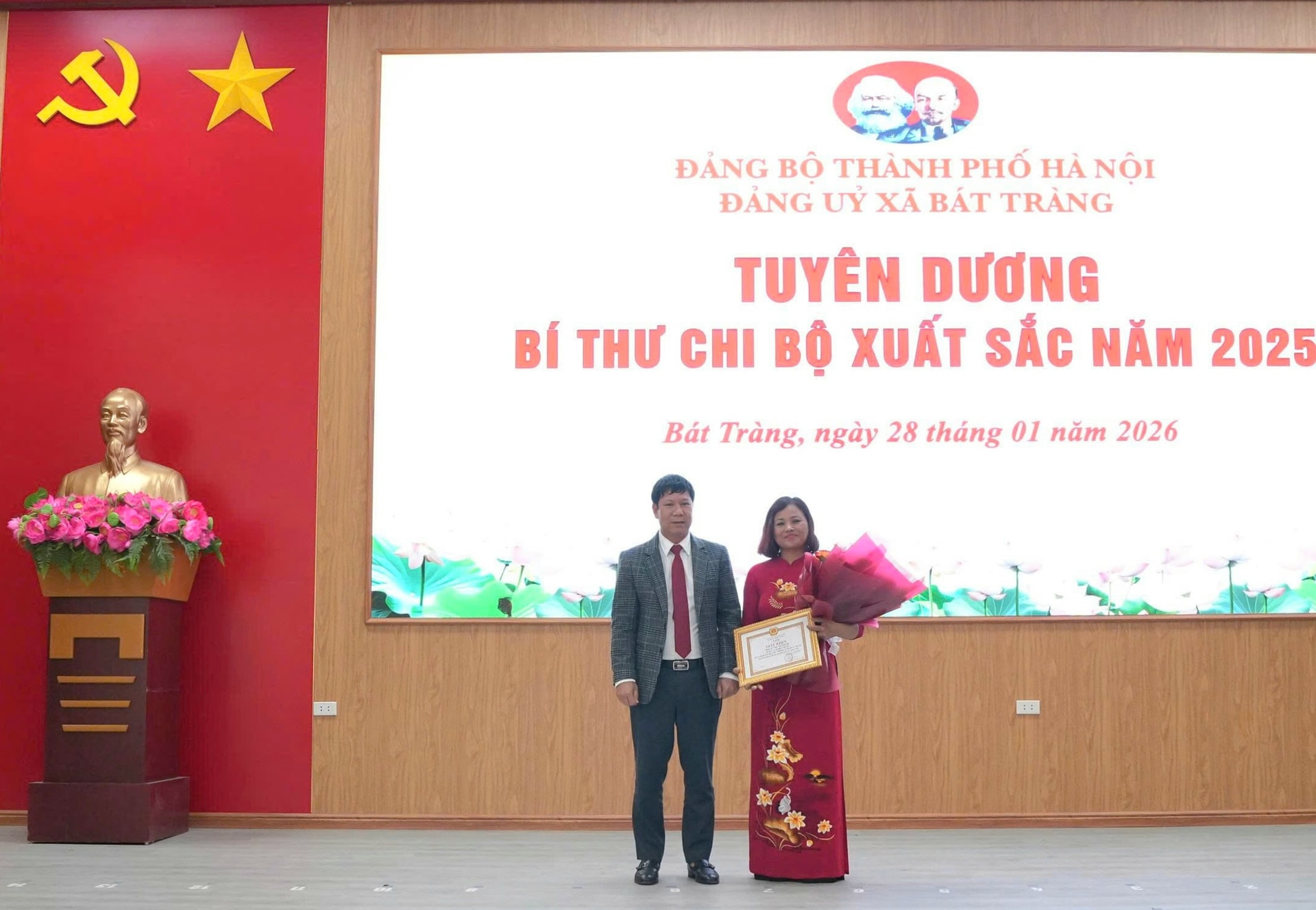 37 đảng viên xã Bát Tràng vinh dự nhận Huy hiệu Đảng đợt 3/2- Ảnh 4.