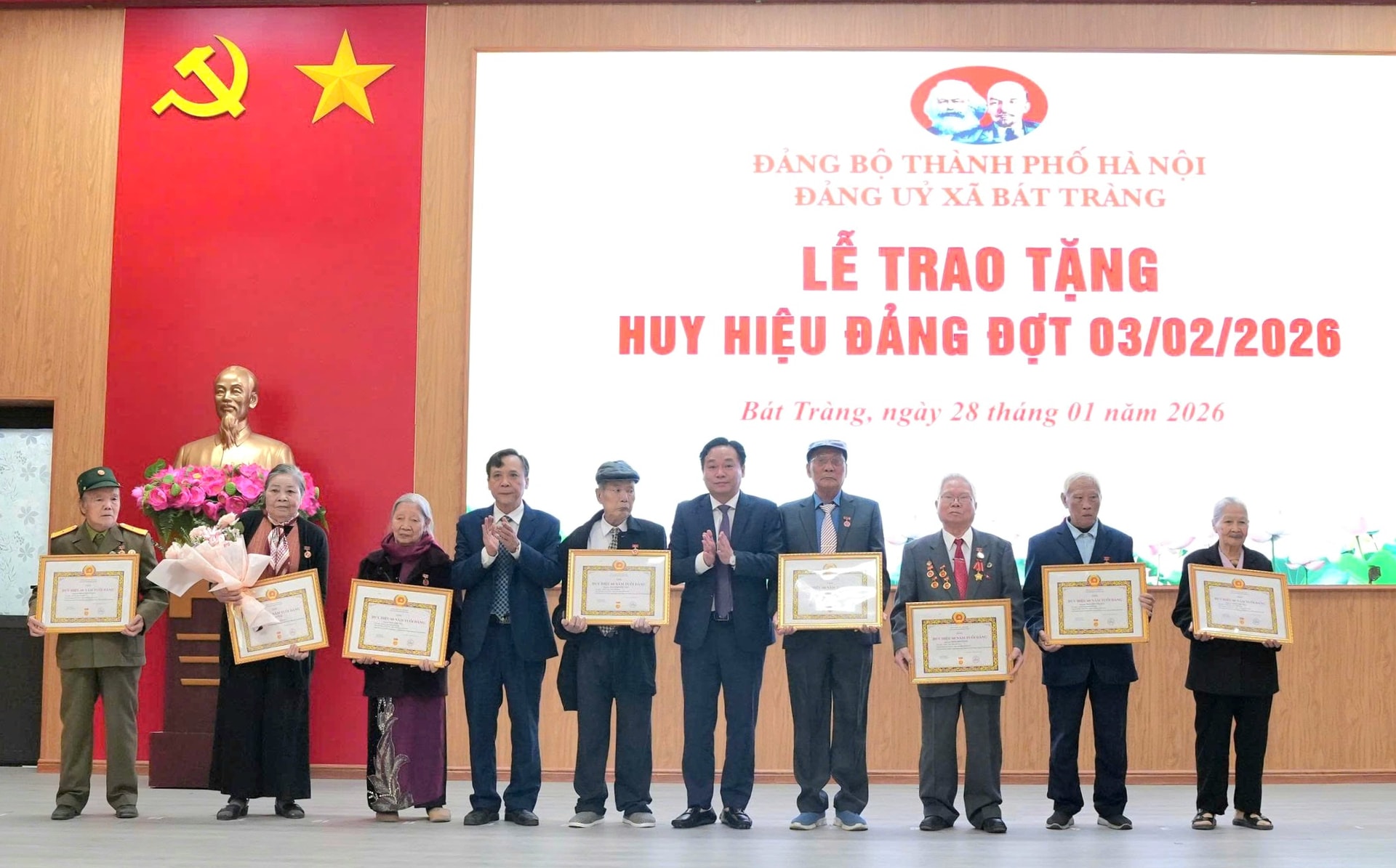 37 đảng viên xã Bát Tràng vinh dự nhận Huy hiệu Đảng đợt 3/2- Ảnh 3.