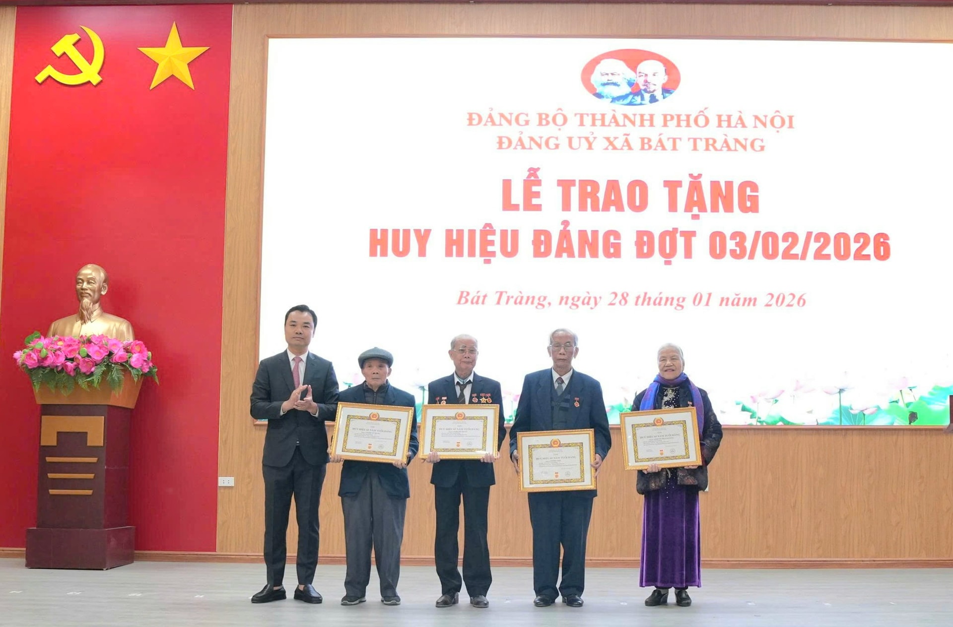 37 đảng viên xã Bát Tràng vinh dự nhận Huy hiệu Đảng đợt 3/2- Ảnh 2.