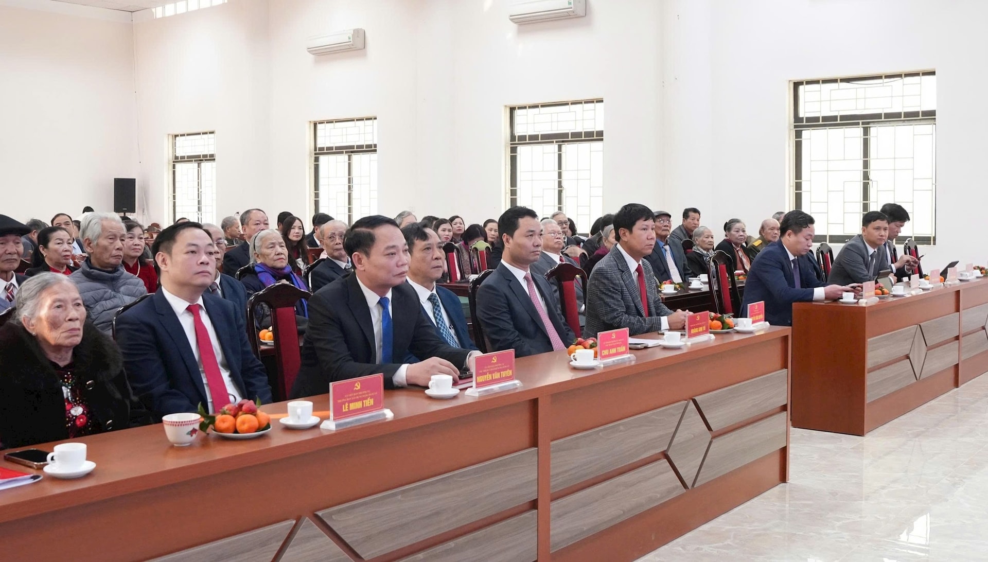 37 đảng viên xã Bát Tràng vinh dự nhận Huy hiệu Đảng đợt 3/2- Ảnh 1.