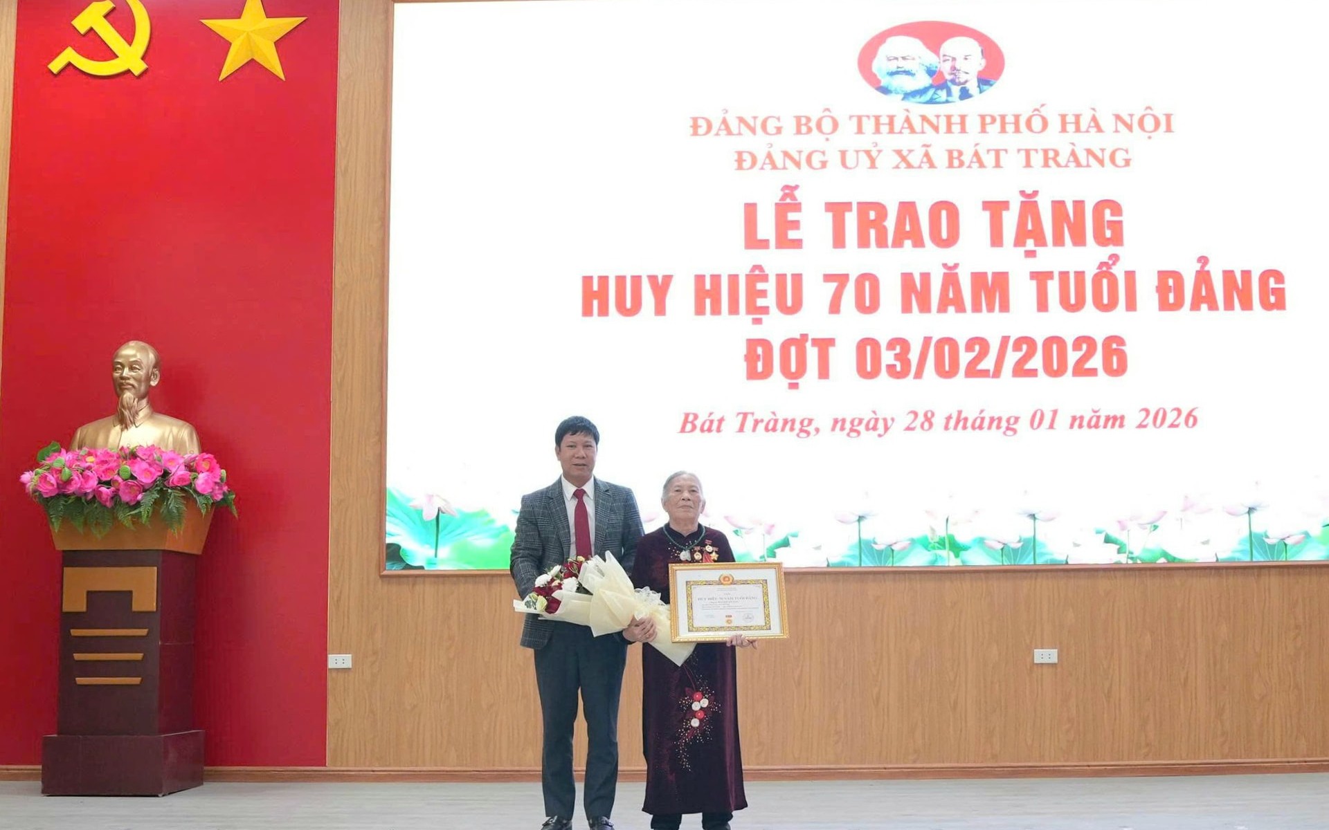 Bí thư Đảng ủy, Chủ tịch HĐND xã Bát Tràng Nguyễn Văn Quyến trao Huy hiệu 70 tuổi Đảng Nguyễn Thị Hảo - thôn 1 Đông Dư