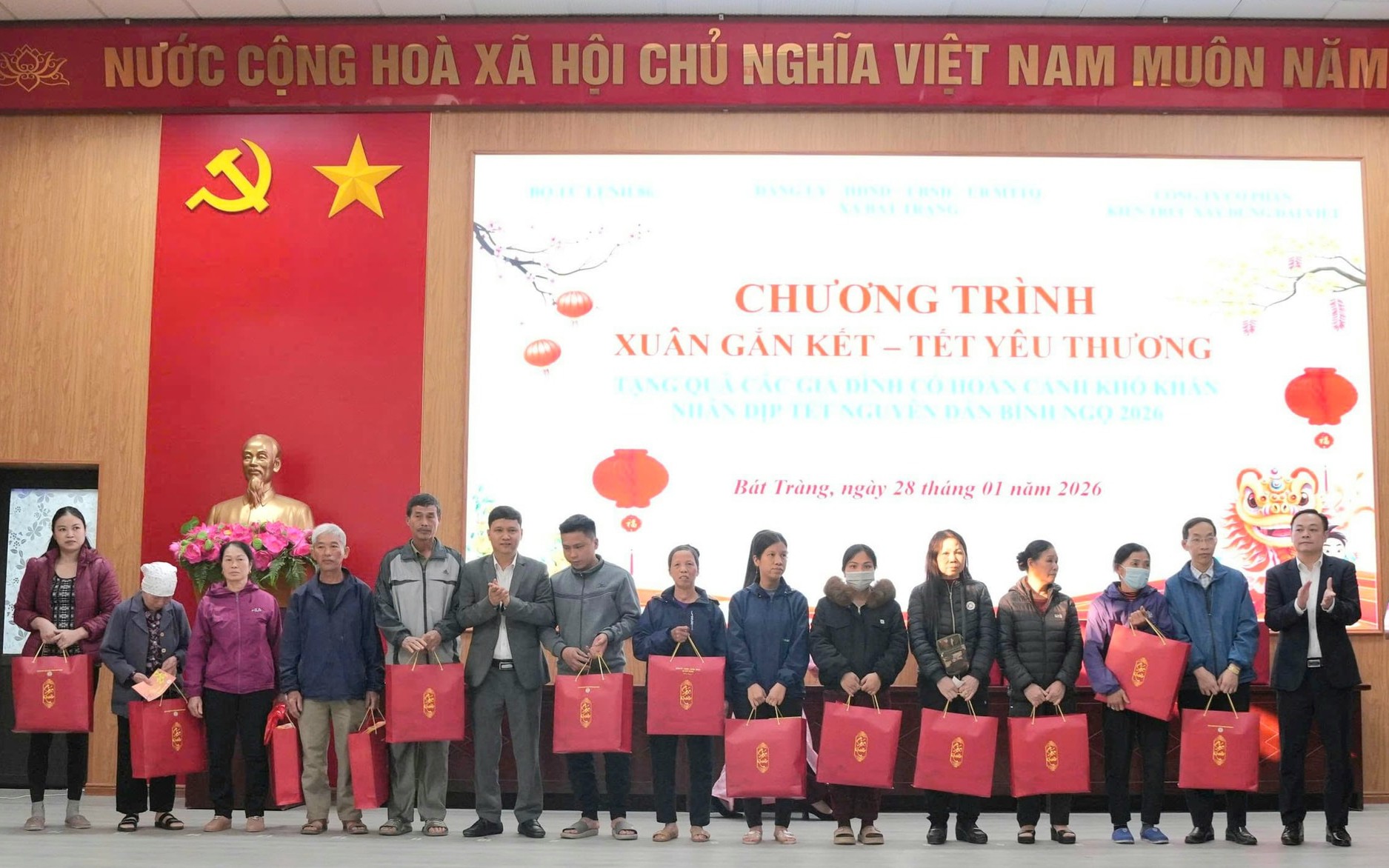 Trao quà tặng các hộ có hoàn cảnh khó khăn xã Bát Tràng dịp Tết Nguyên đán Bính Ngọ 2026