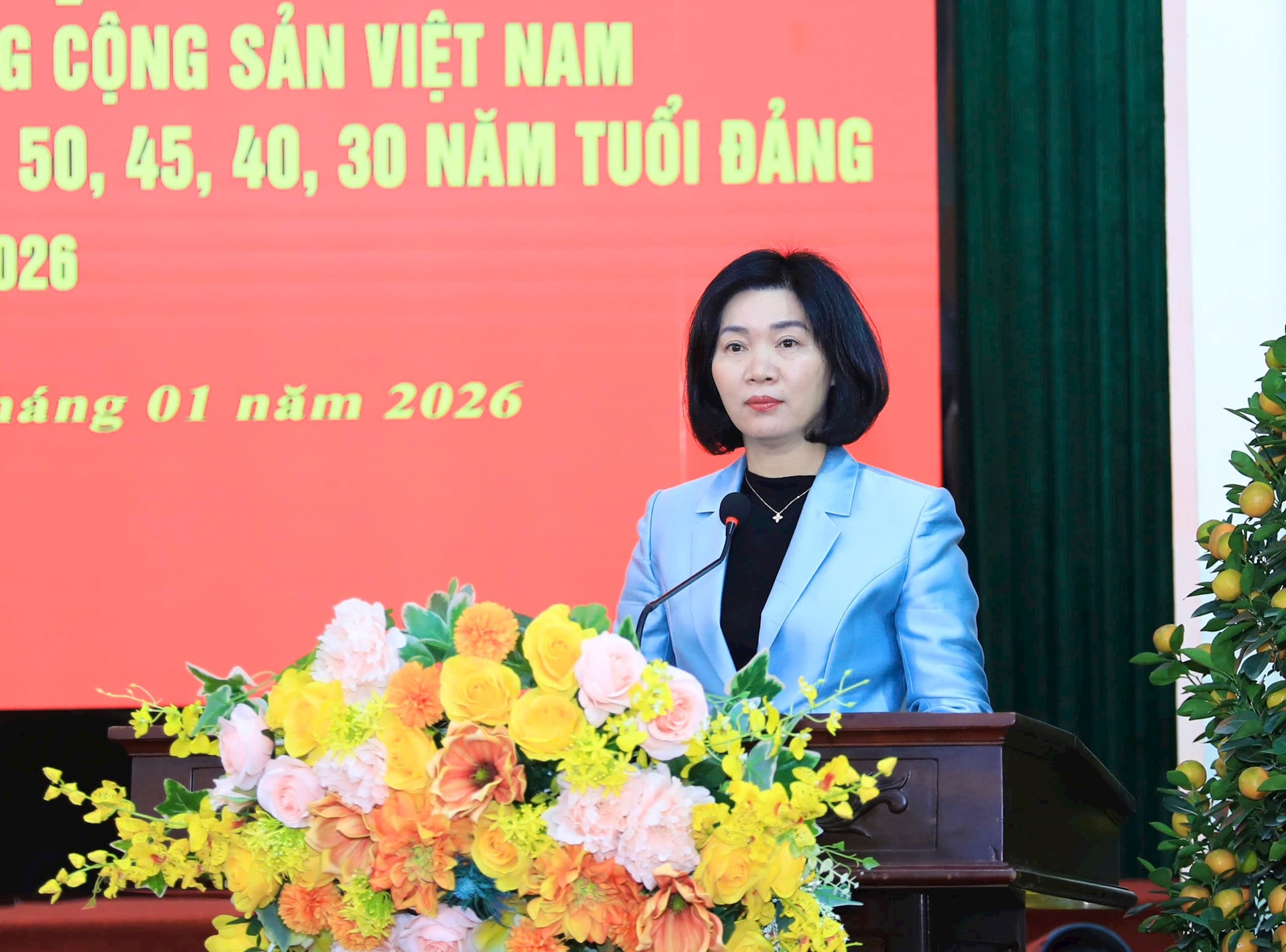 Chủ tịch HĐND thành phố Hà Nội Phùng Thị Hồng Hà trao Huy hiệu Đảng tại xã Đan Phượng- Ảnh 4.