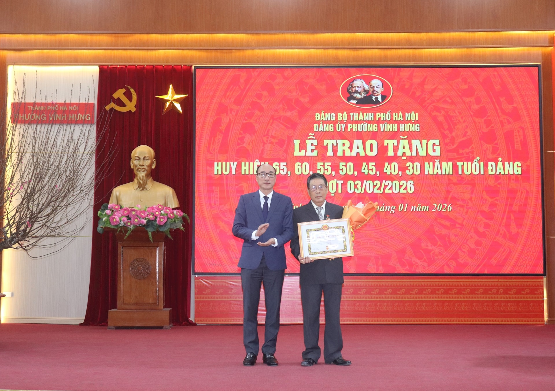 Trao Huy hiệu Đảng tặng 58 đảng viên phường Vĩnh Hưng dịp 3/2- Ảnh 2.