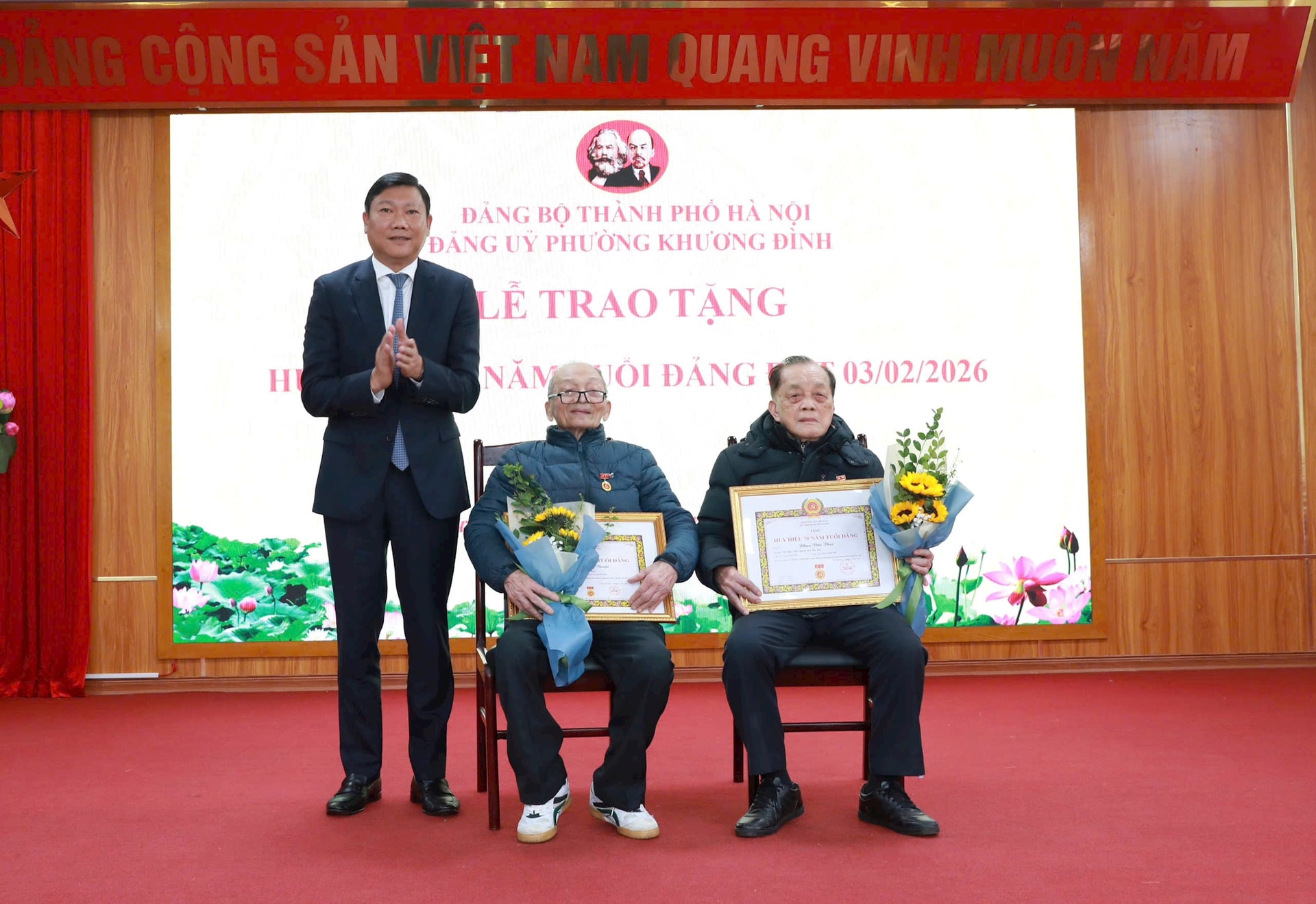 Trao tặng huy hiệu Đảng cho 143 đảng viên Đảng bộ phường Khương Đình đợt 3/2- Ảnh 1.