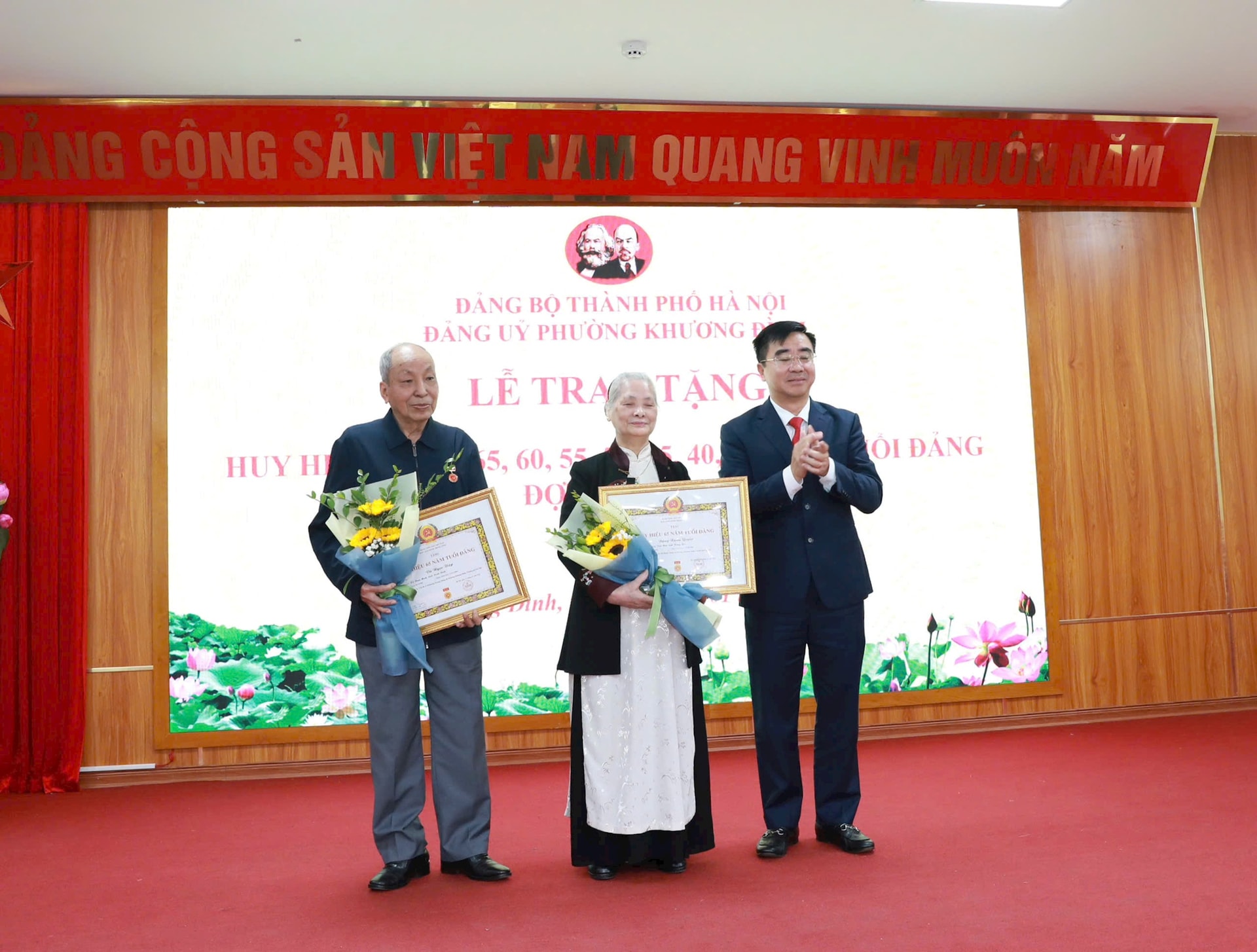 Trao tặng huy hiệu Đảng cho 143 đảng viên Đảng bộ phường Khương Đình đợt 3/2- Ảnh 3.