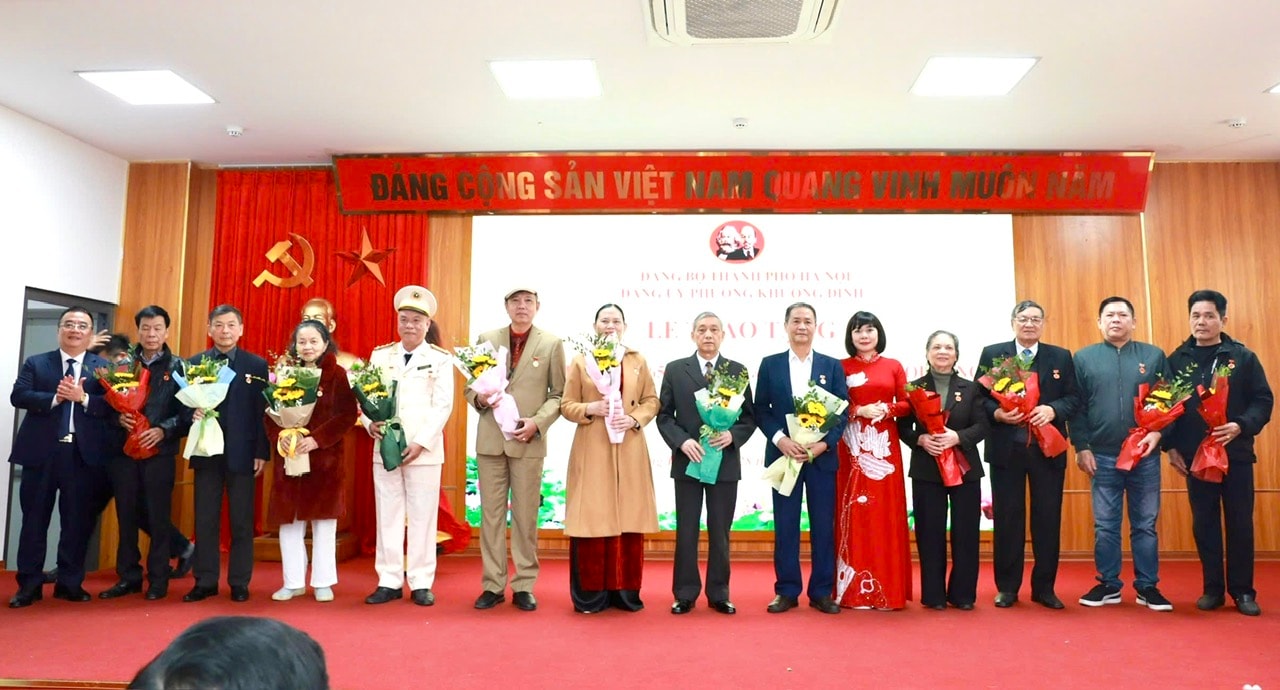 Trao tặng huy hiệu Đảng cho 143 đảng viên Đảng bộ phường Khương Đình đợt 3/2- Ảnh 4.