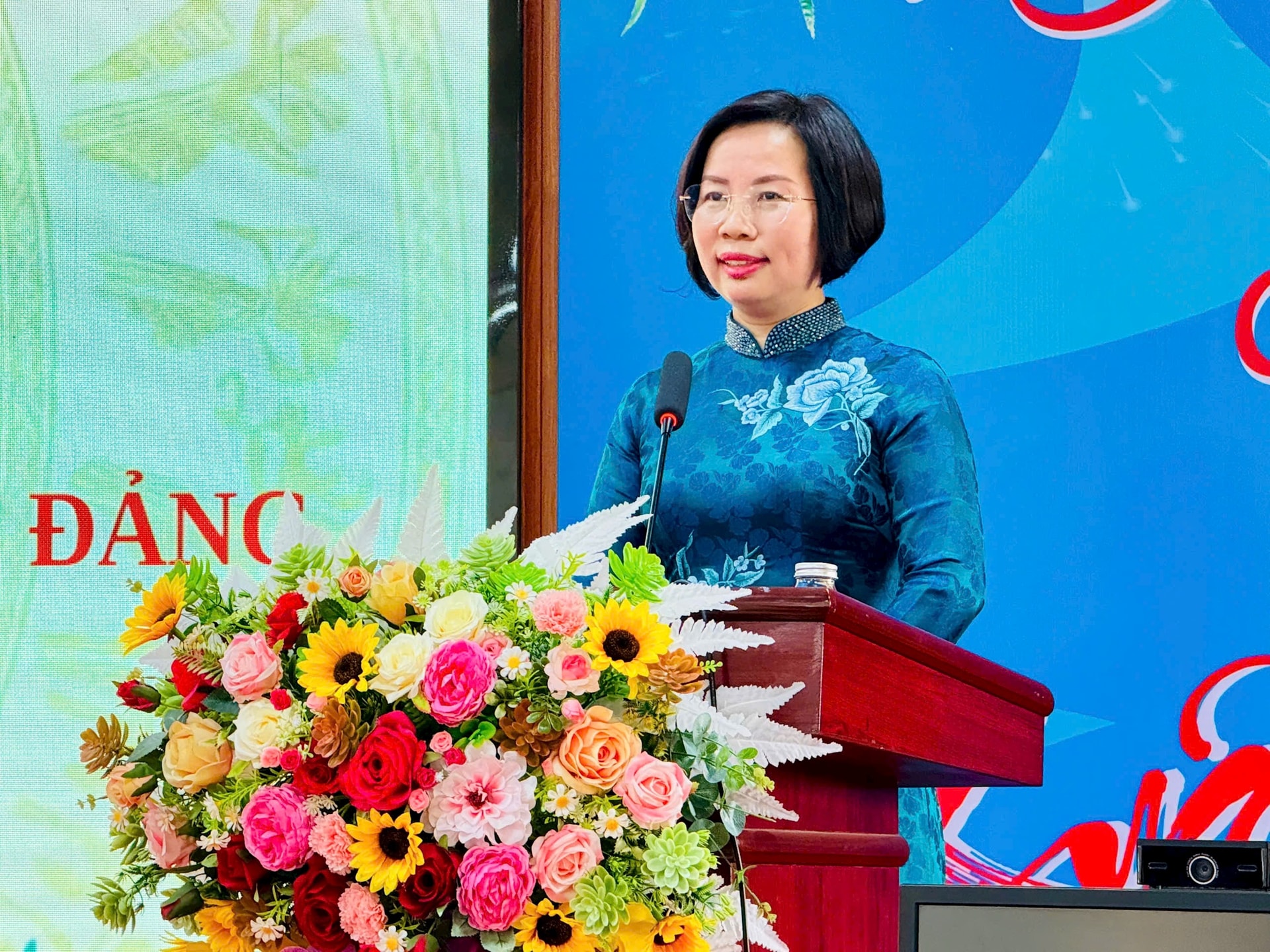 Chủ tịch Ủy ban MTTQ Việt Nam Thành phố Bùi Huyền Mai trao tặng Huy hiệu Đảng tại xã Nam Phù- Ảnh 1.