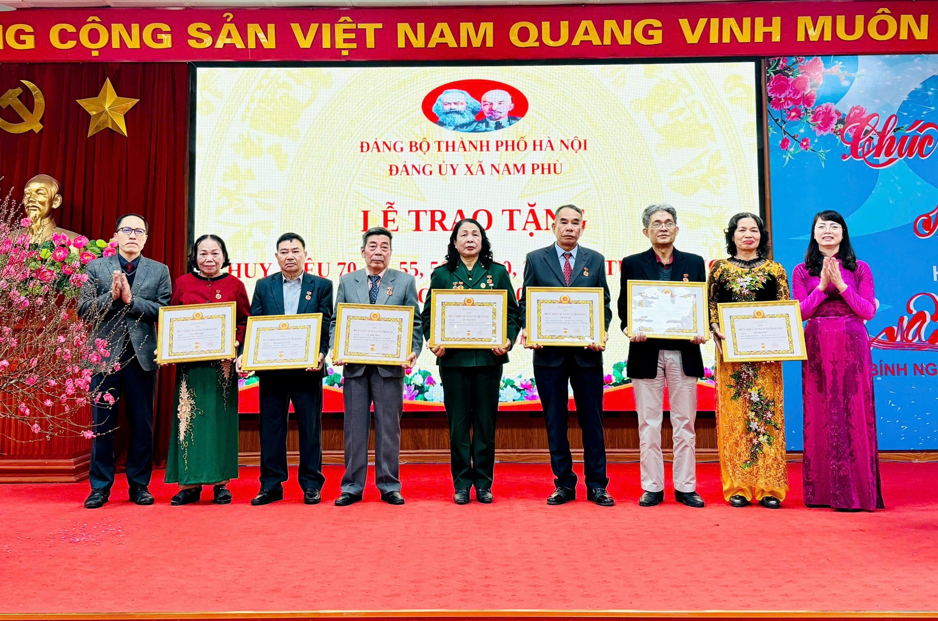 Chủ tịch Ủy ban MTTQ Việt Nam Thành phố Bùi Huyền Mai trao tặng Huy hiệu Đảng tại xã Nam Phù- Ảnh 3.