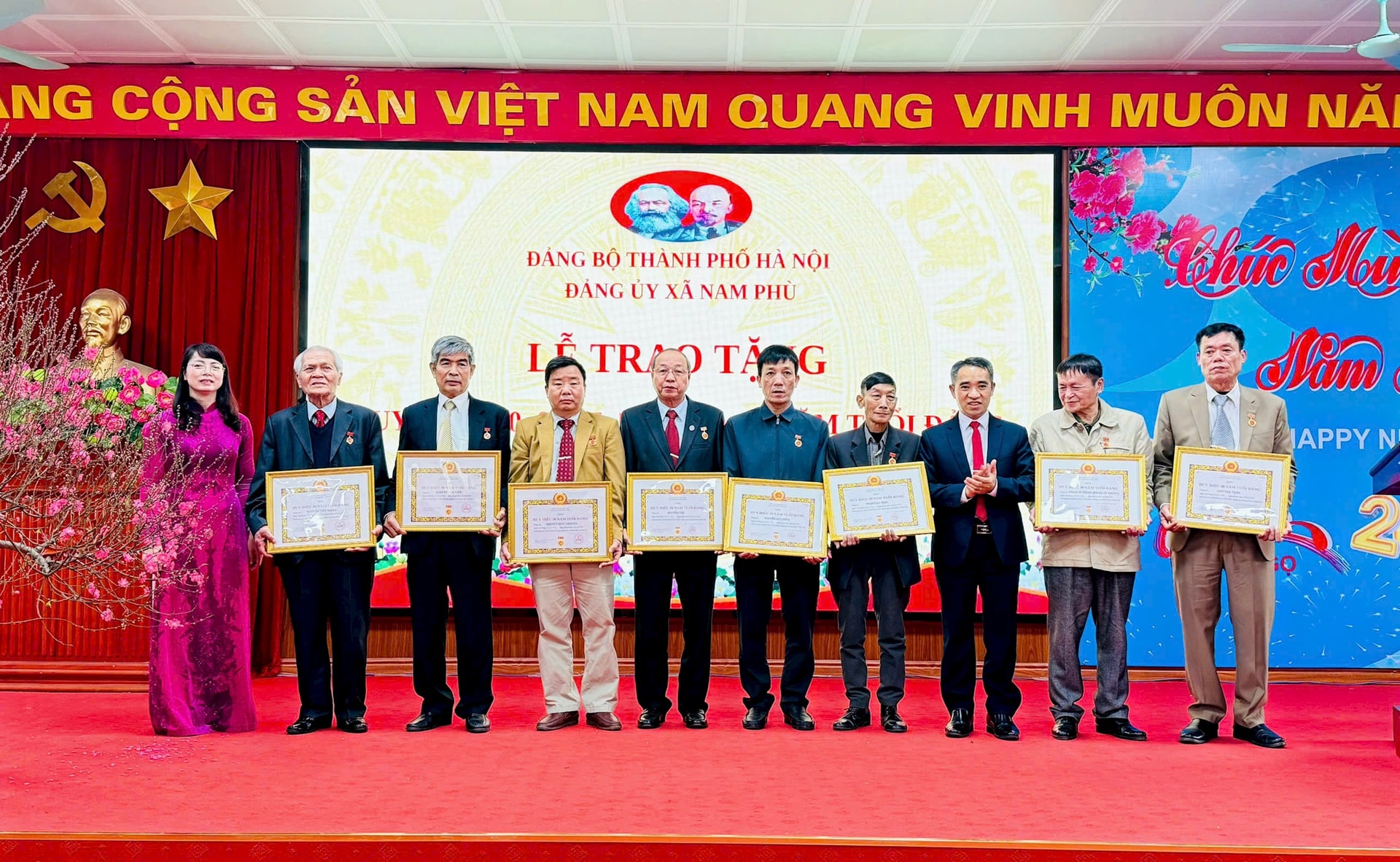 Chủ tịch Ủy ban MTTQ Việt Nam Thành phố Bùi Huyền Mai trao tặng Huy hiệu Đảng tại xã Nam Phù- Ảnh 4.