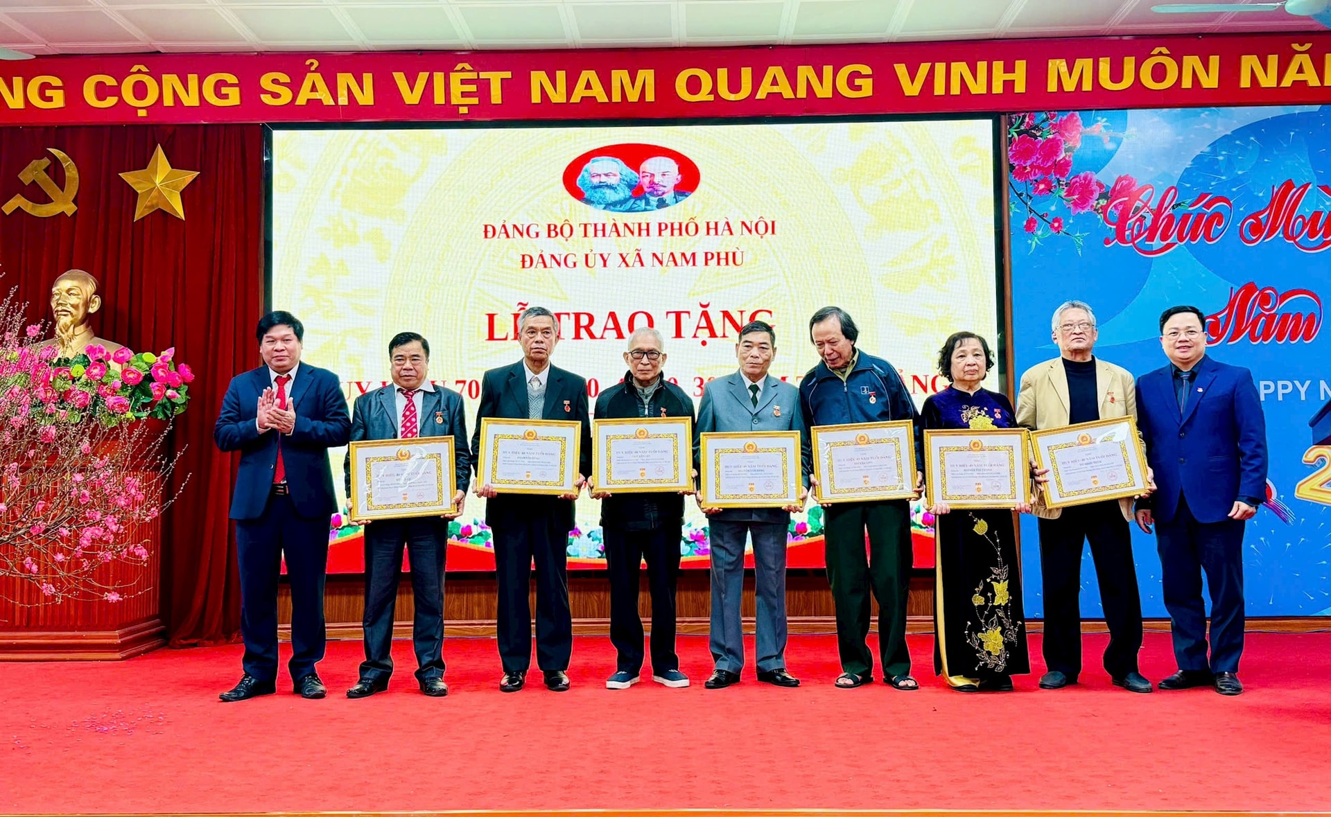 Chủ tịch Ủy ban MTTQ Việt Nam Thành phố Bùi Huyền Mai trao tặng Huy hiệu Đảng tại xã Nam Phù- Ảnh 5.