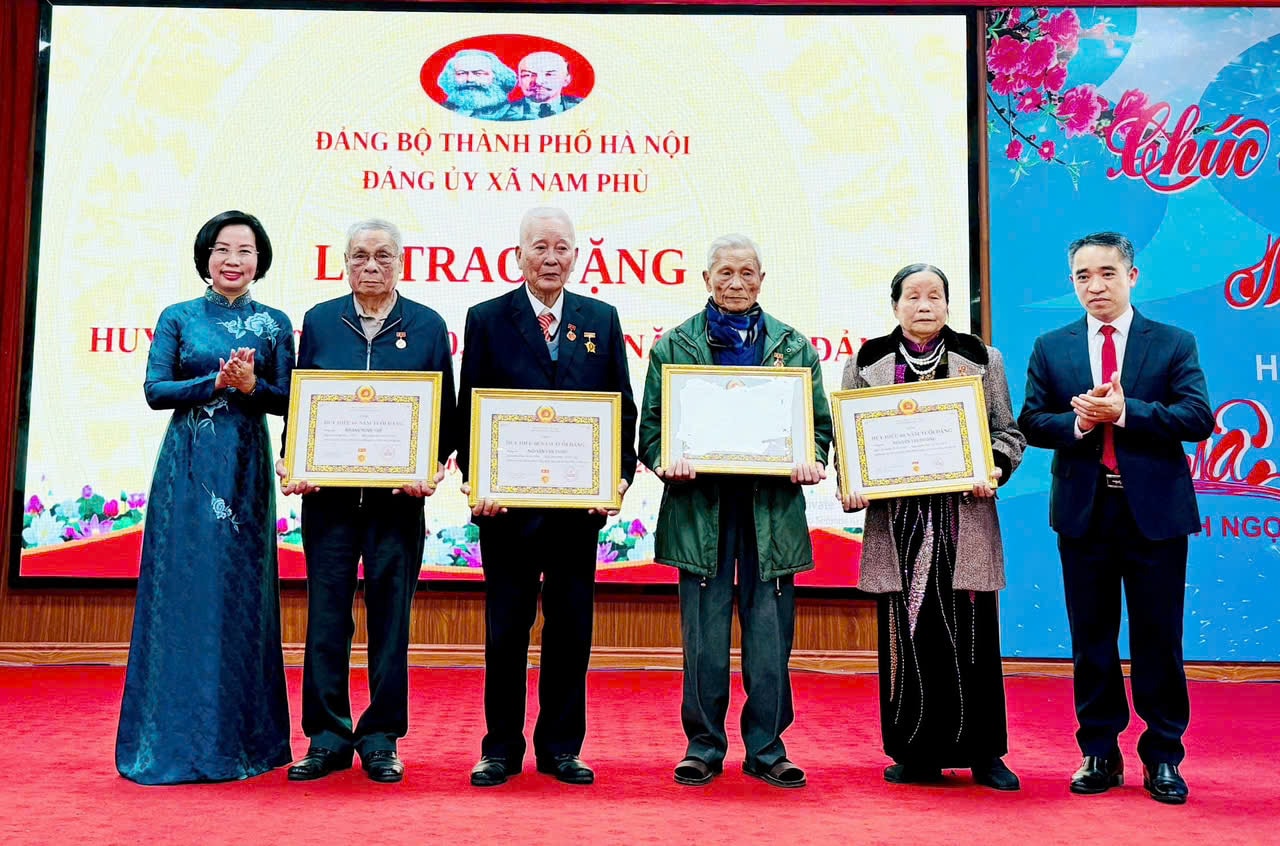 Chủ tịch Ủy ban MTTQ Việt Nam Thành phố Bùi Huyền Mai trao tặng Huy hiệu Đảng tại xã Nam Phù- Ảnh 2.