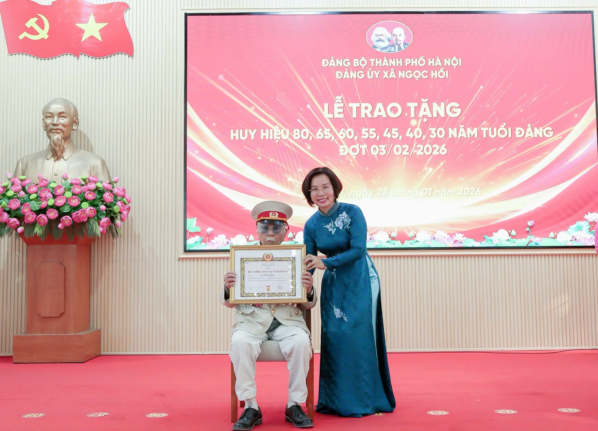 Chủ tịch Ủy ban MTTQ Việt Nam Thành phố Bùi Huyền Mai trao Huy hiệu Đảng tại xã Ngọc Hồi- Ảnh 2.