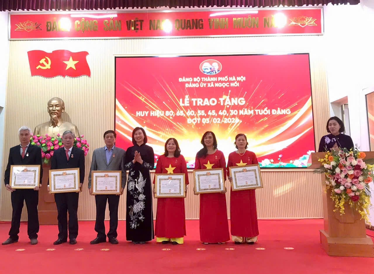 Chủ tịch Ủy ban MTTQ Việt Nam Thành phố Bùi Huyền Mai trao Huy hiệu Đảng tại xã Ngọc Hồi- Ảnh 4.