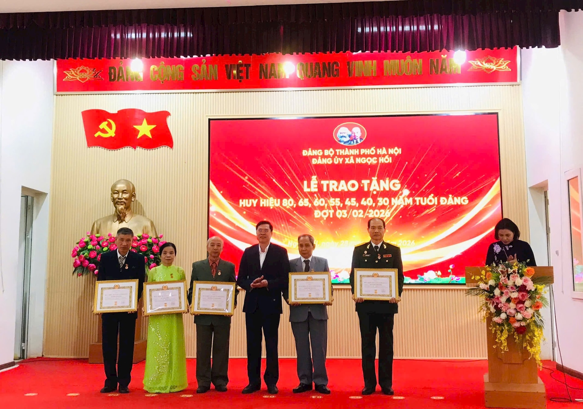 Chủ tịch Ủy ban MTTQ Việt Nam Thành phố Bùi Huyền Mai trao Huy hiệu Đảng tại xã Ngọc Hồi- Ảnh 3.